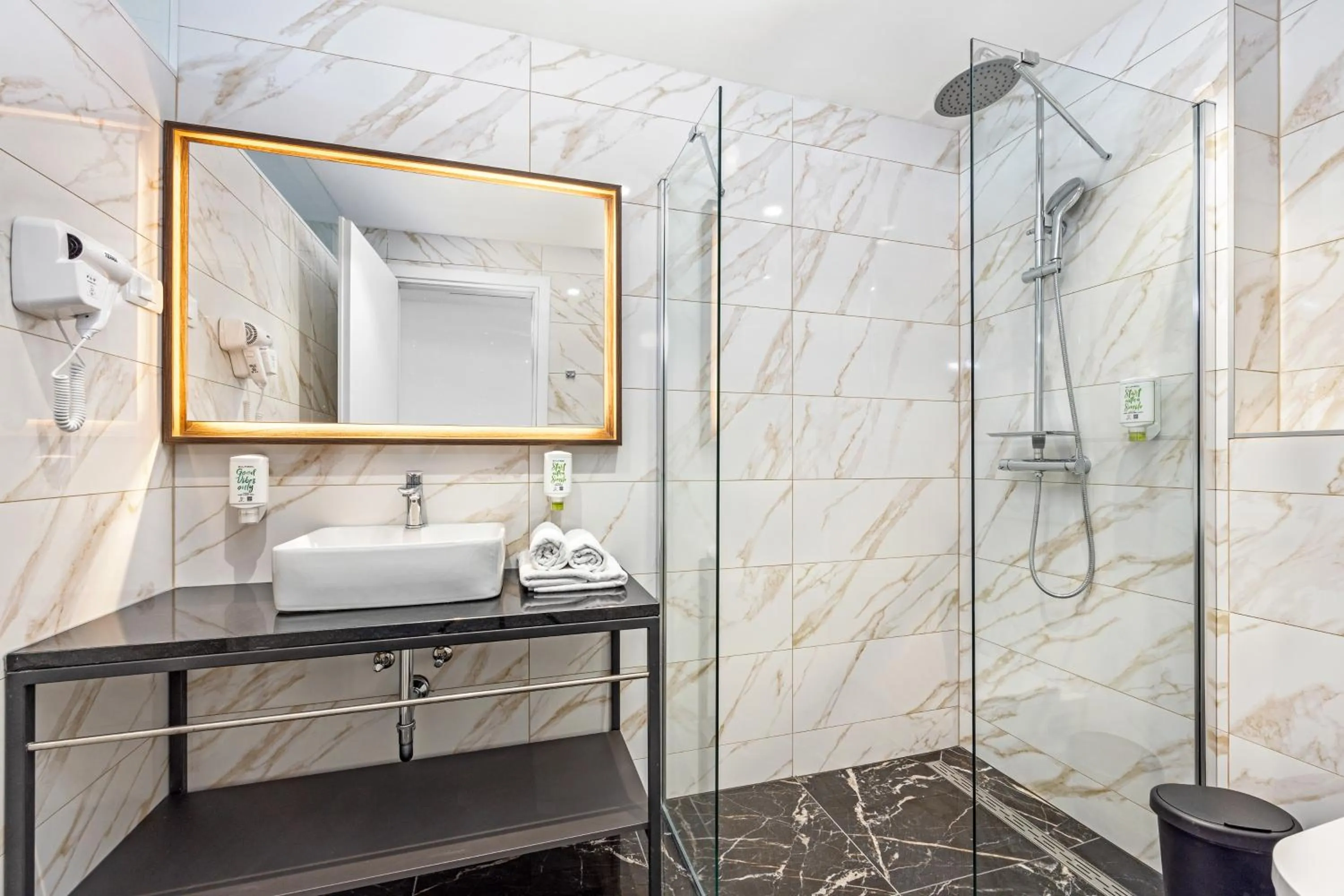 Shower in Resort Del Mar Emotion