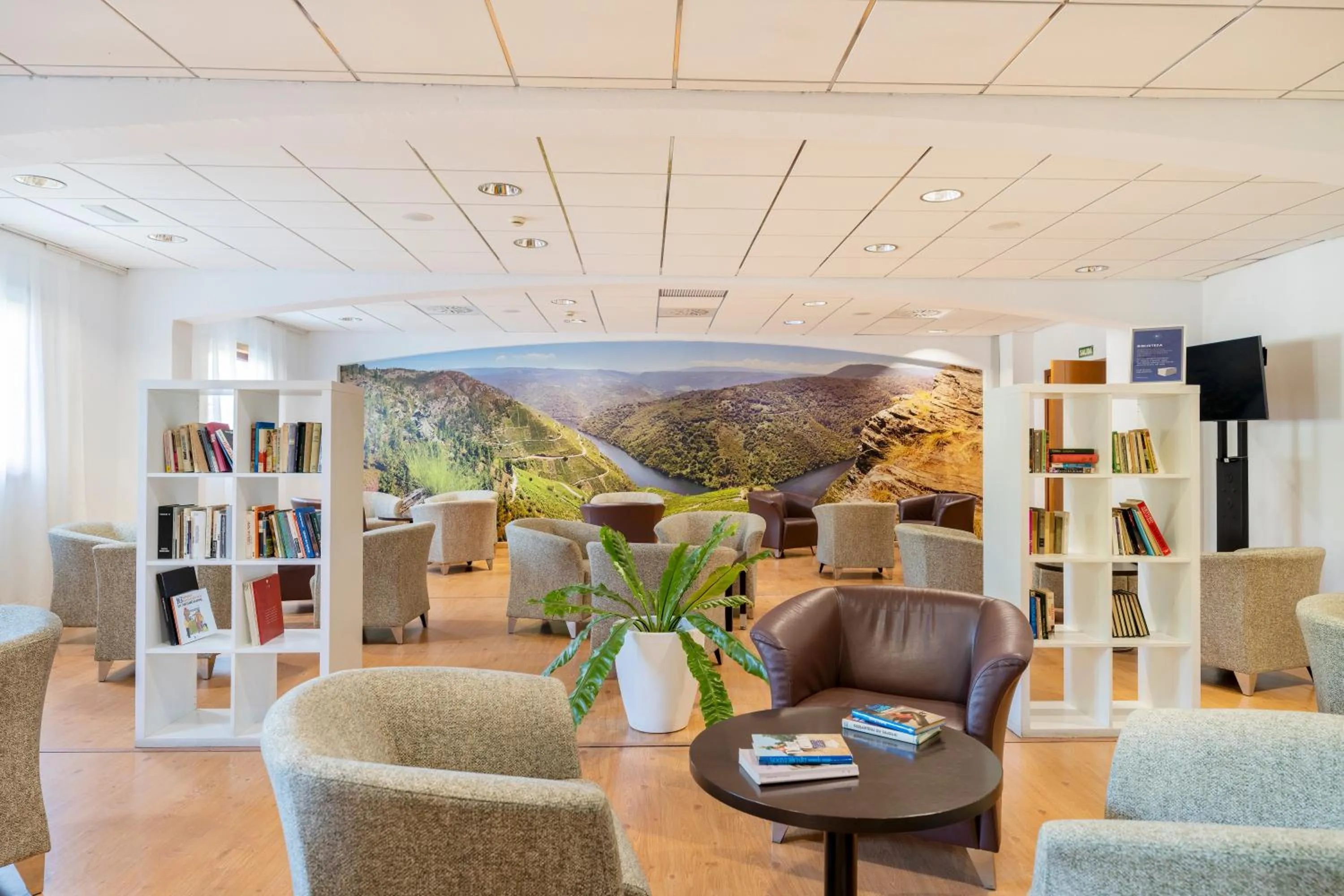 Communal lounge/ TV room in IBERIK Augas Santas Balneario & Golf