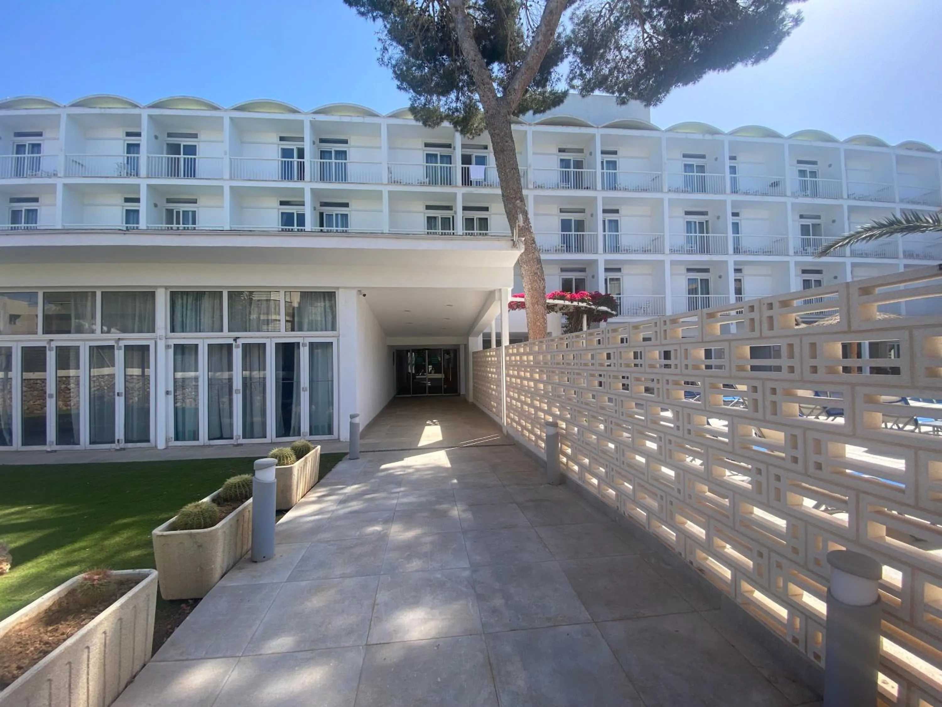 Property building in Hotel Isla de Cabrera