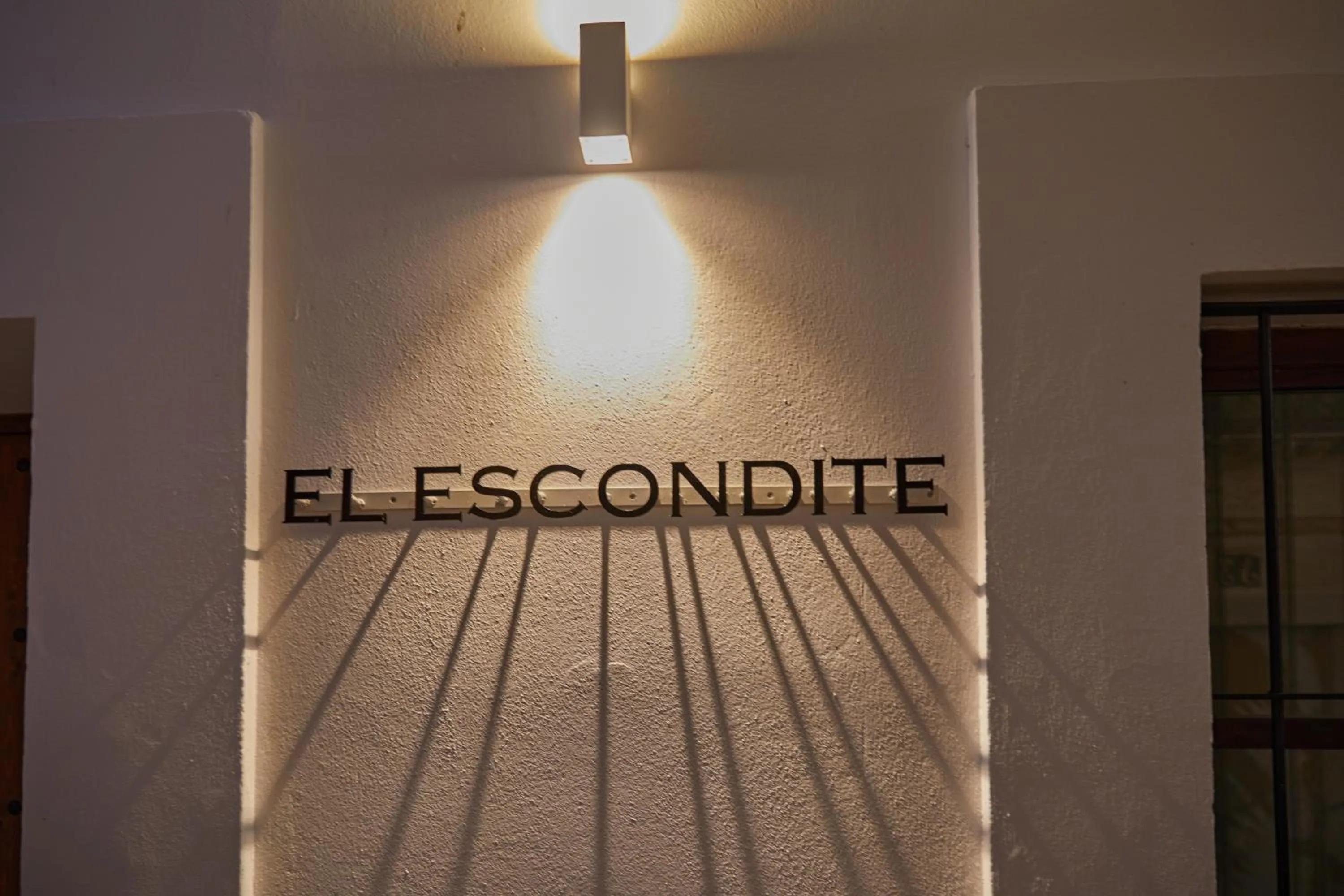 Property logo or sign in El Escondite Tarifa