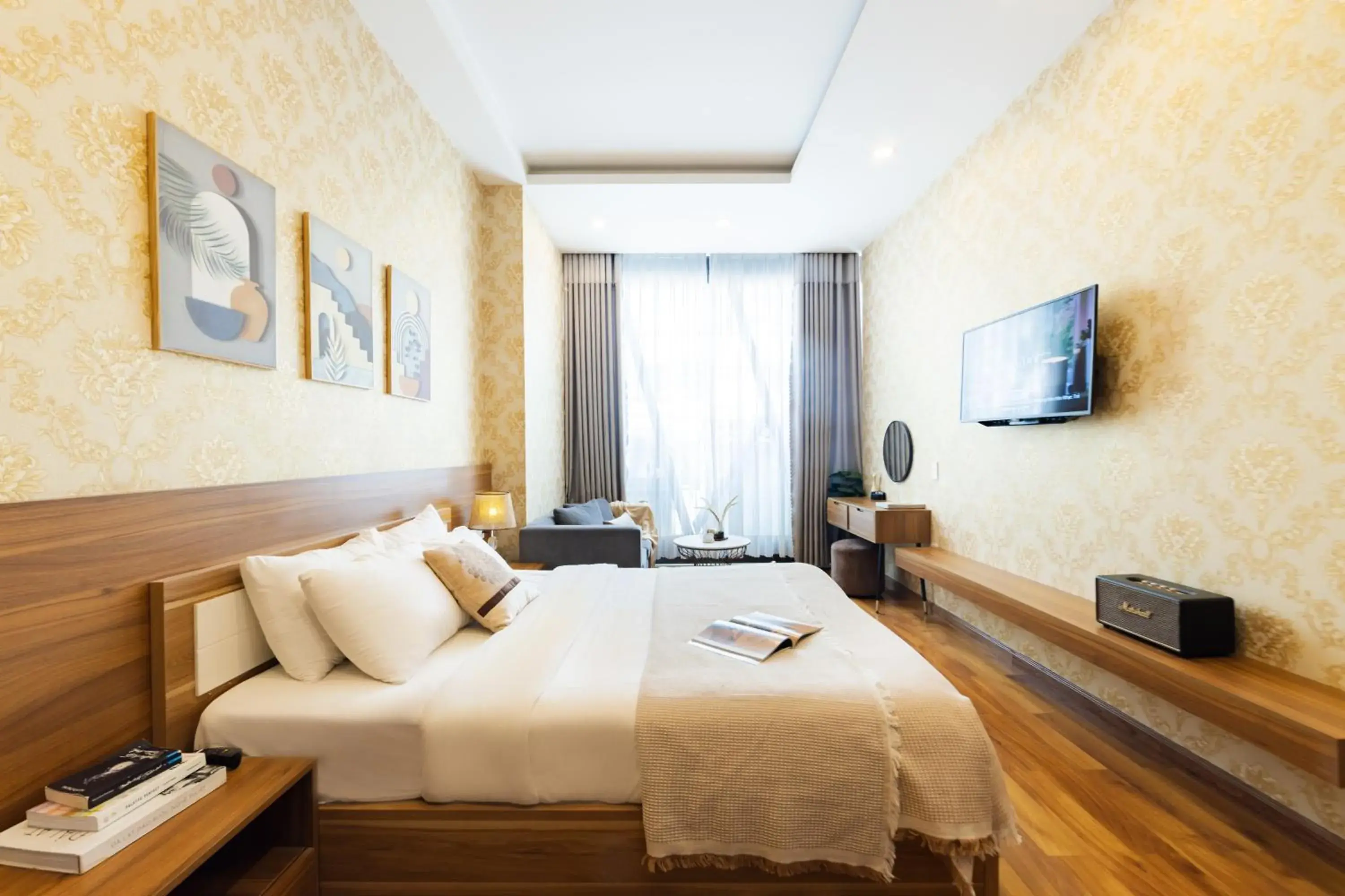 Deluxe King Room in TTR Vincent Hotel Deluxe King Room in TTR Vincent Hotel