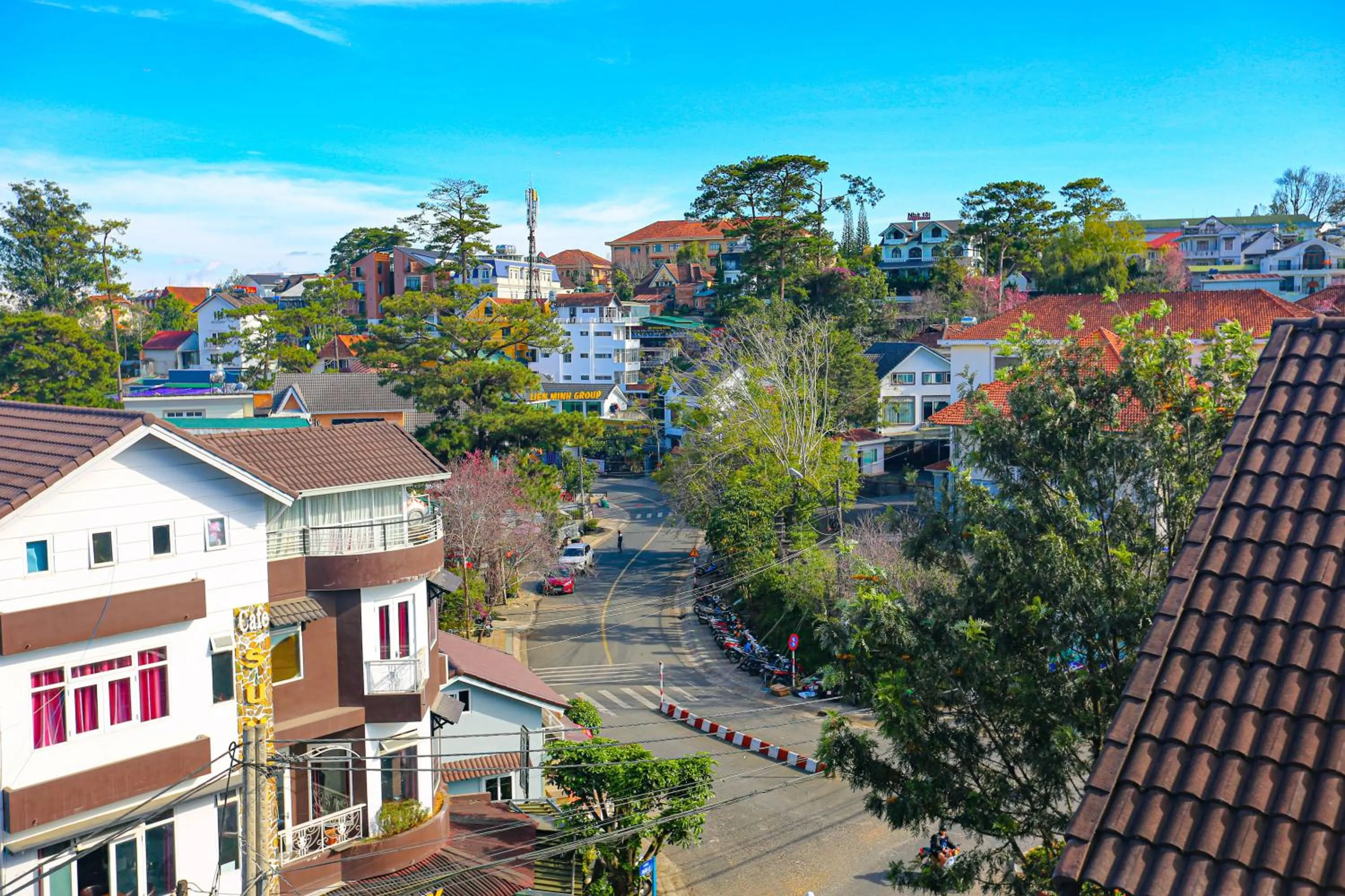 Quiet street view in TTR Vincent Hotel