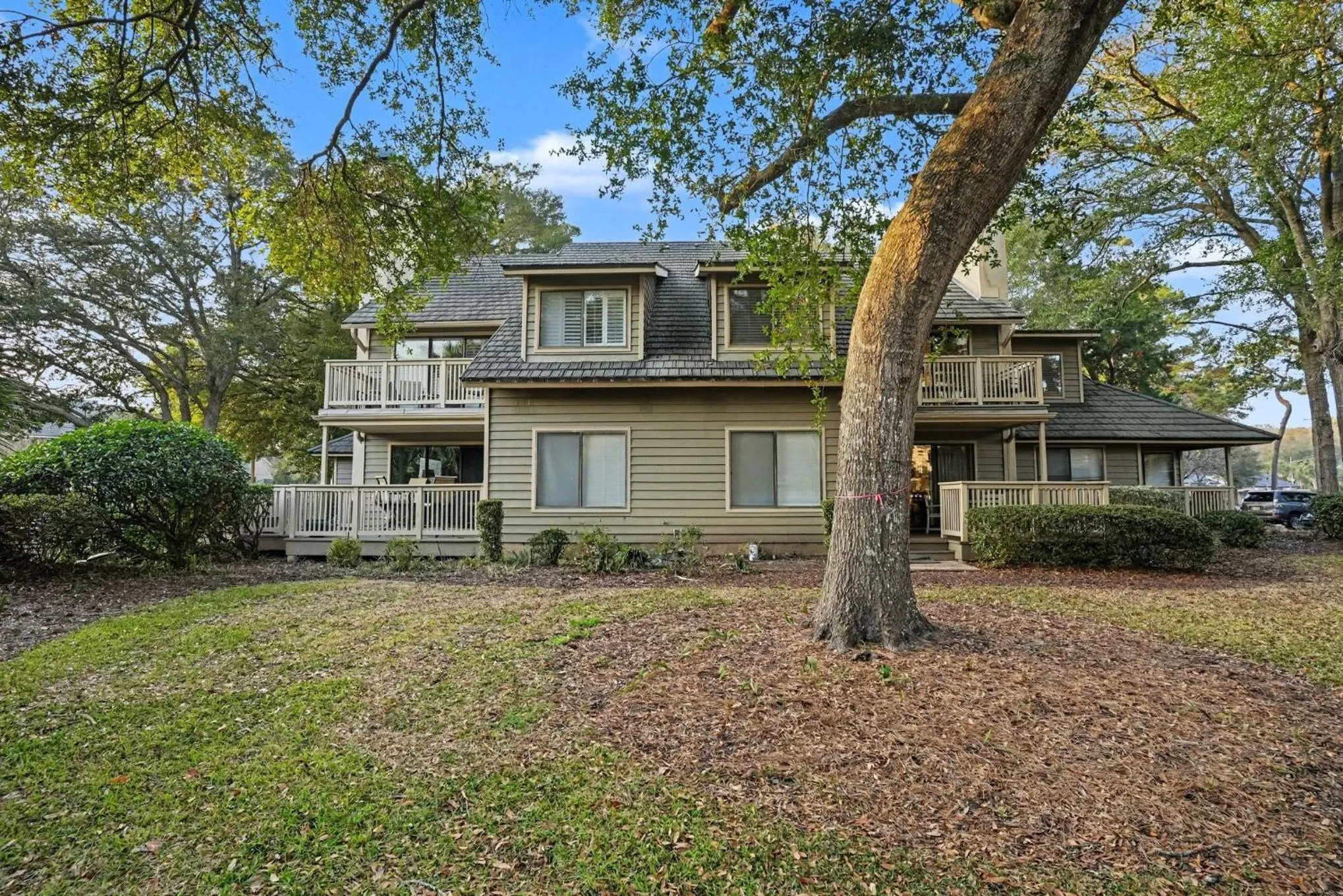 Updated 3 bedroom, 3 bathroom villa, 13D Richmond Park villa