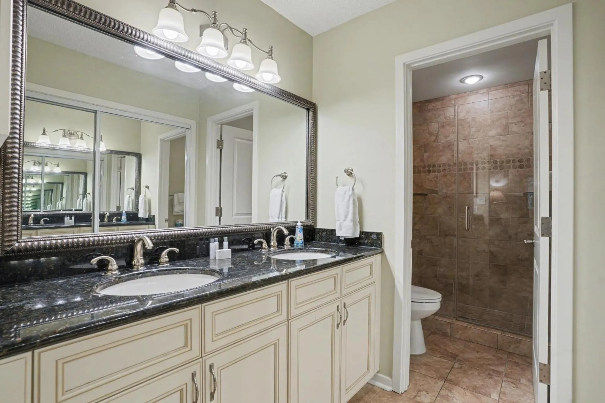 Updated 3 bedroom, 3 bathroom villa, 13D Richmond Park villa