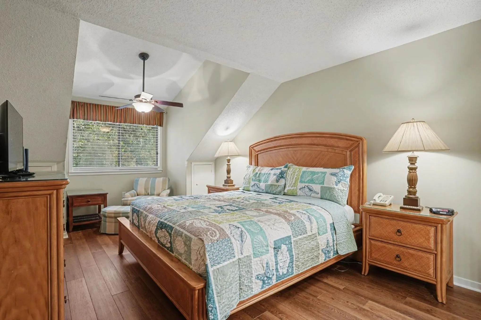 Bed in Updated 3 bedroom, 3 bathroom villa, 13D Richmond Park villa