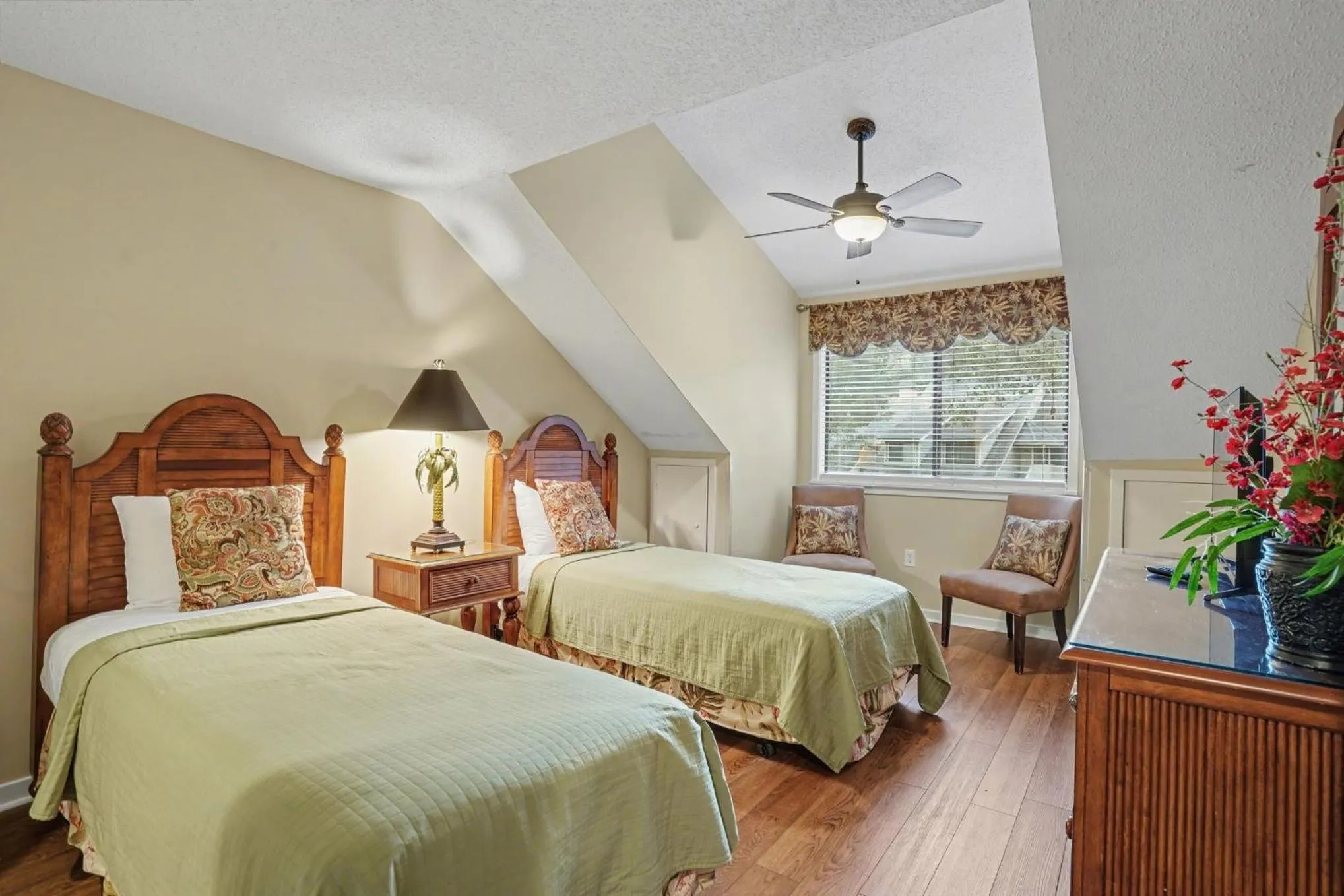 Bed in Updated 3 bedroom, 3 bathroom villa, 13D Richmond Park villa