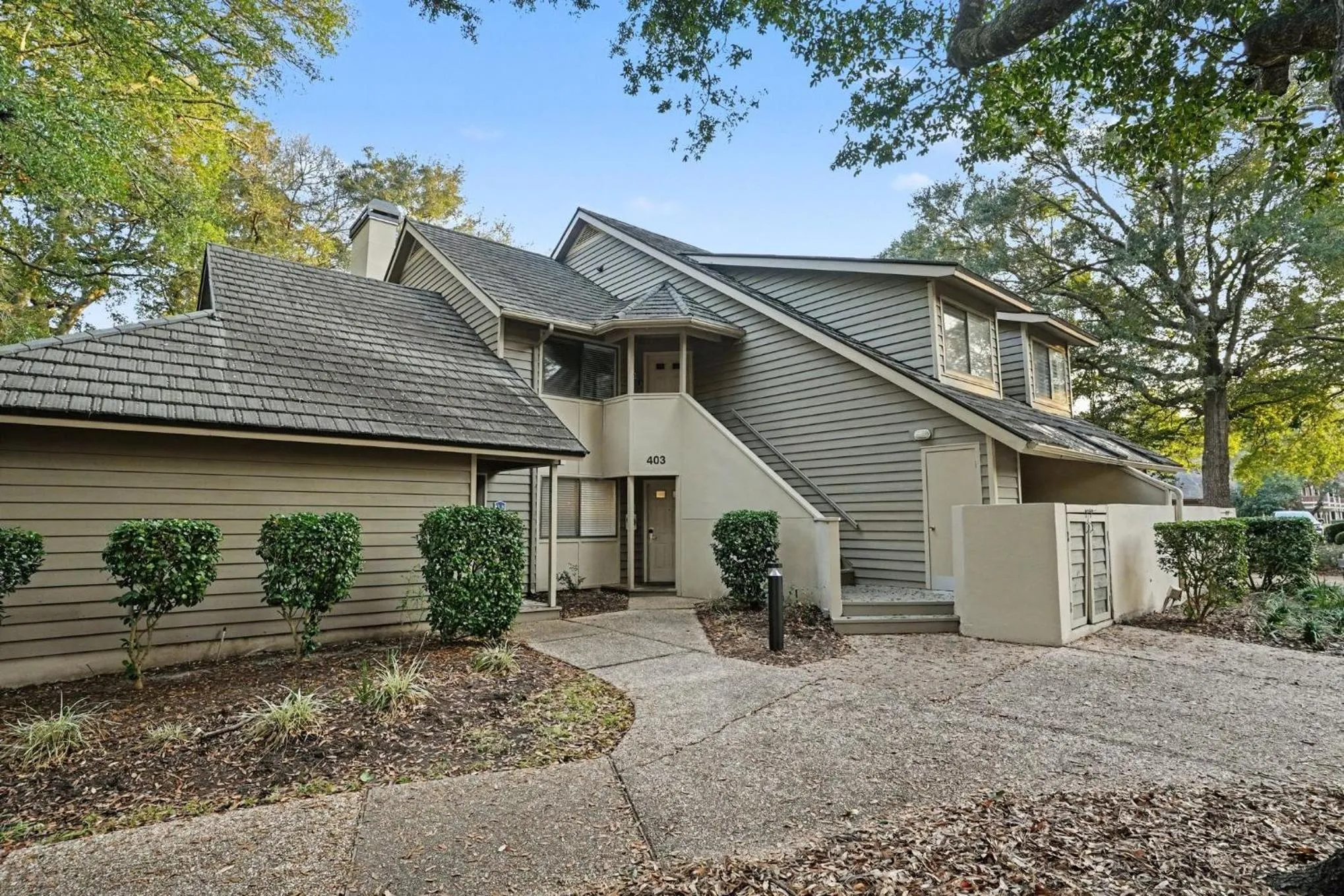 Updated 3 bedroom, 3 bathroom villa, 13D Richmond Park villa