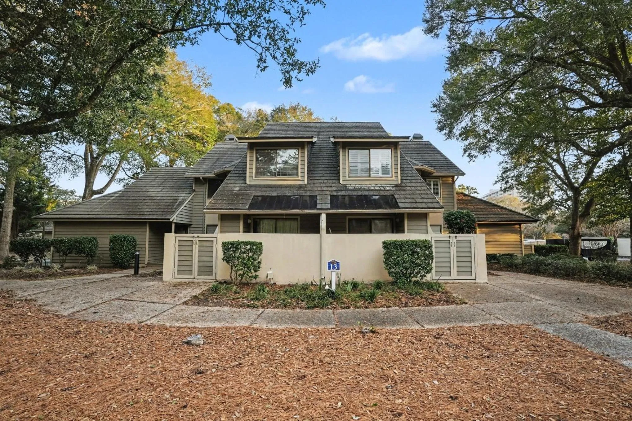 Updated 3 bedroom, 3 bathroom villa, 13D Richmond Park villa