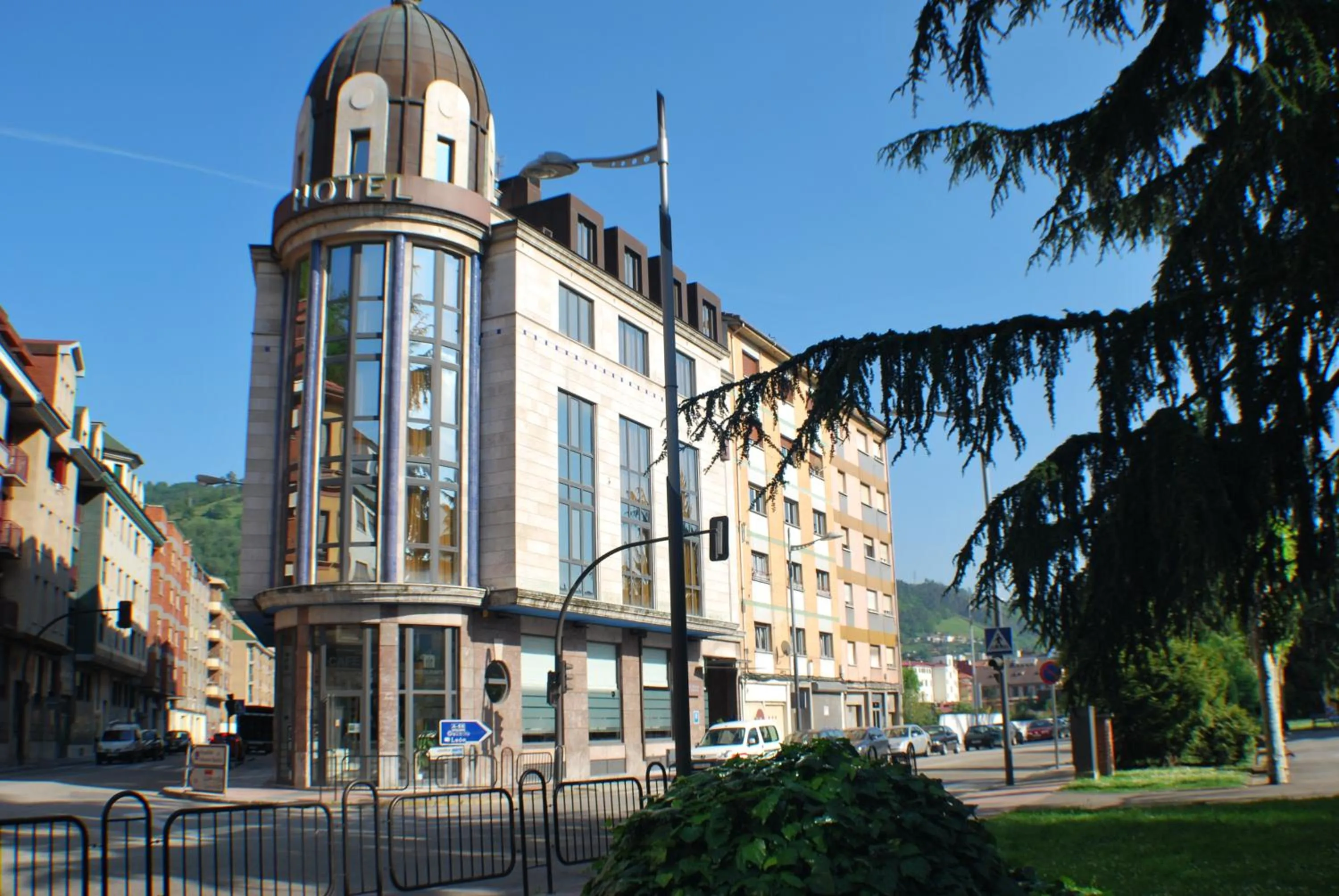 Facade/entrance in Hotel Mieres del Camino