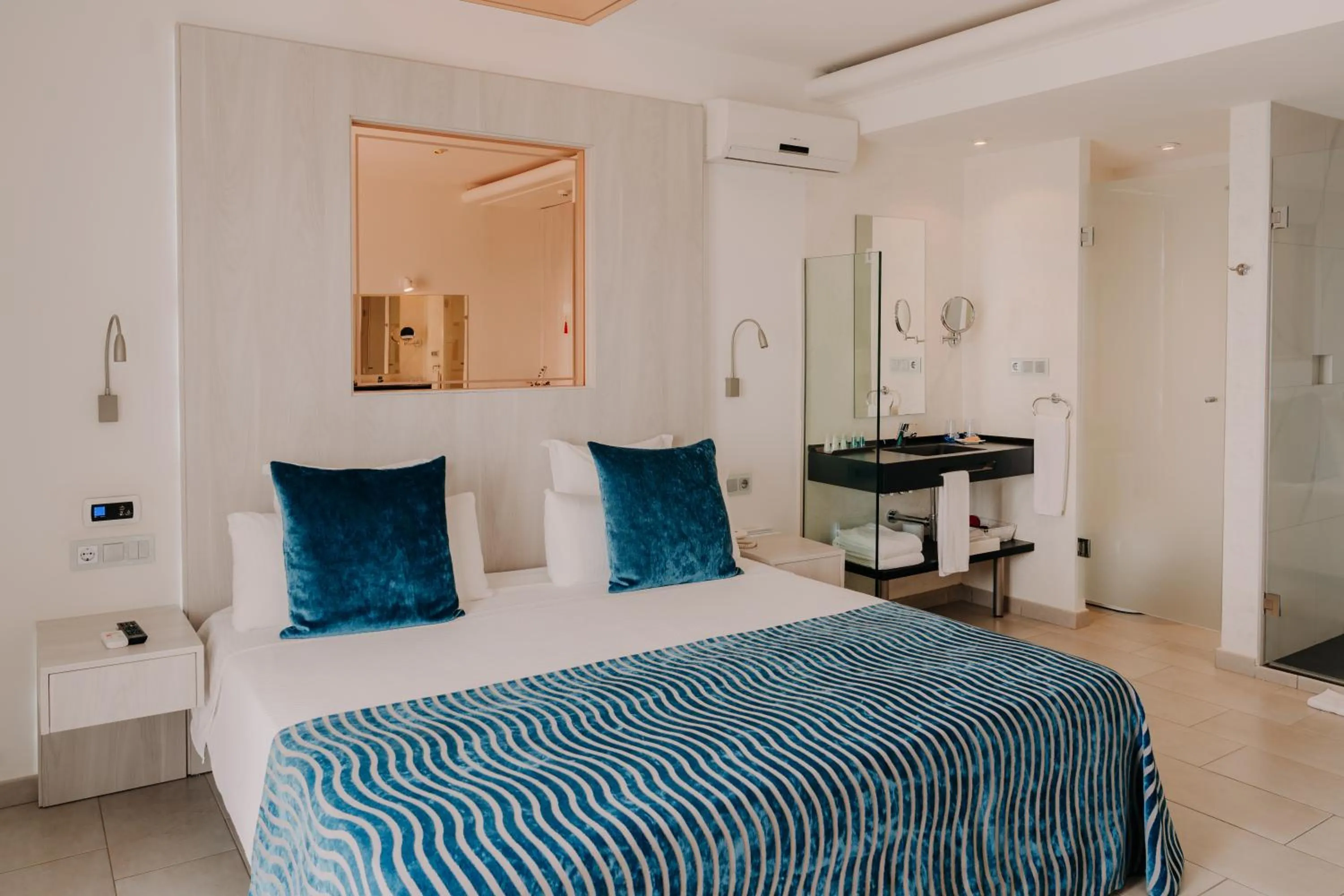 Bathroom, Bed in Hotel Vistabella