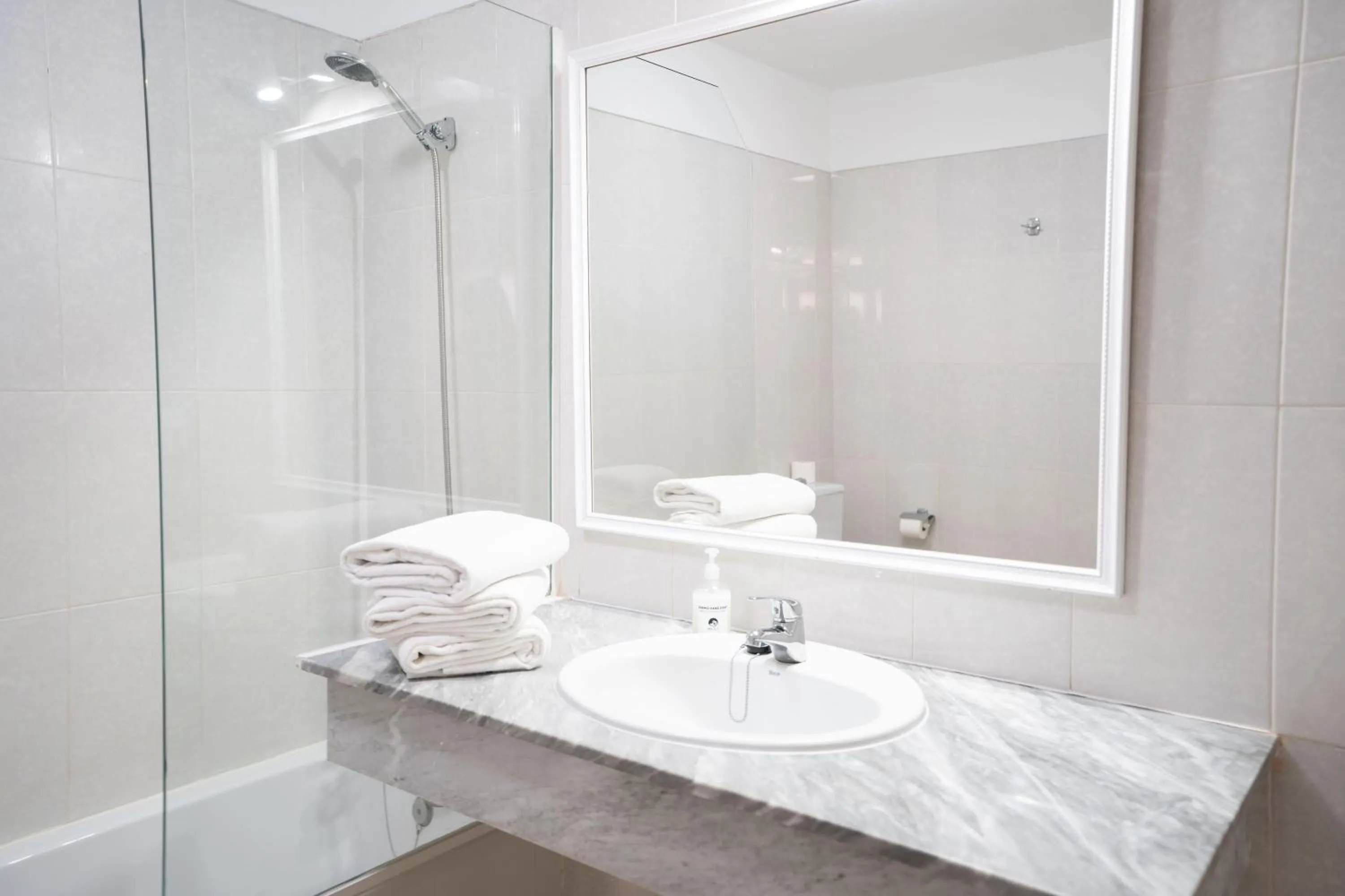 Bathroom in Coral La Quinta Park Suites