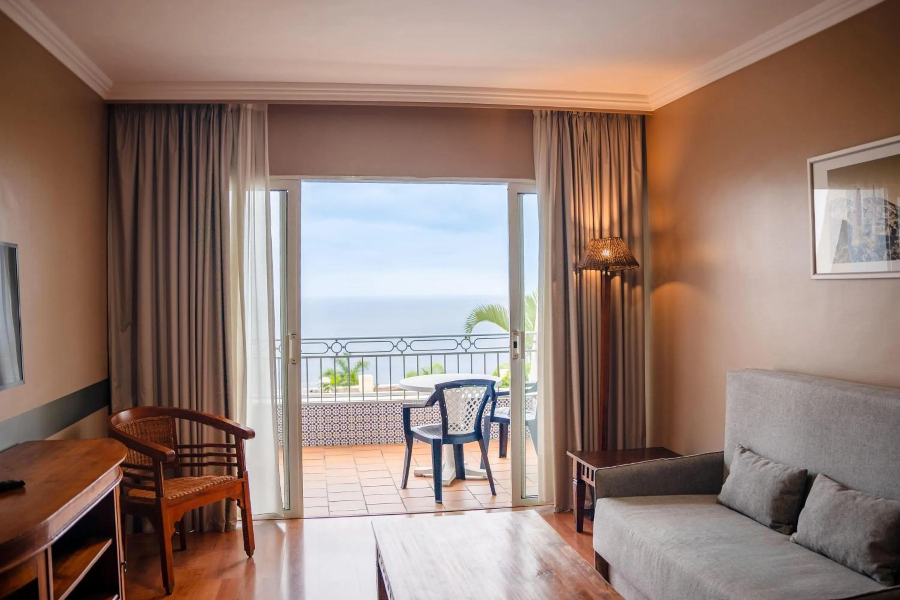 Photo of the whole room in Coral La Quinta Park Suites