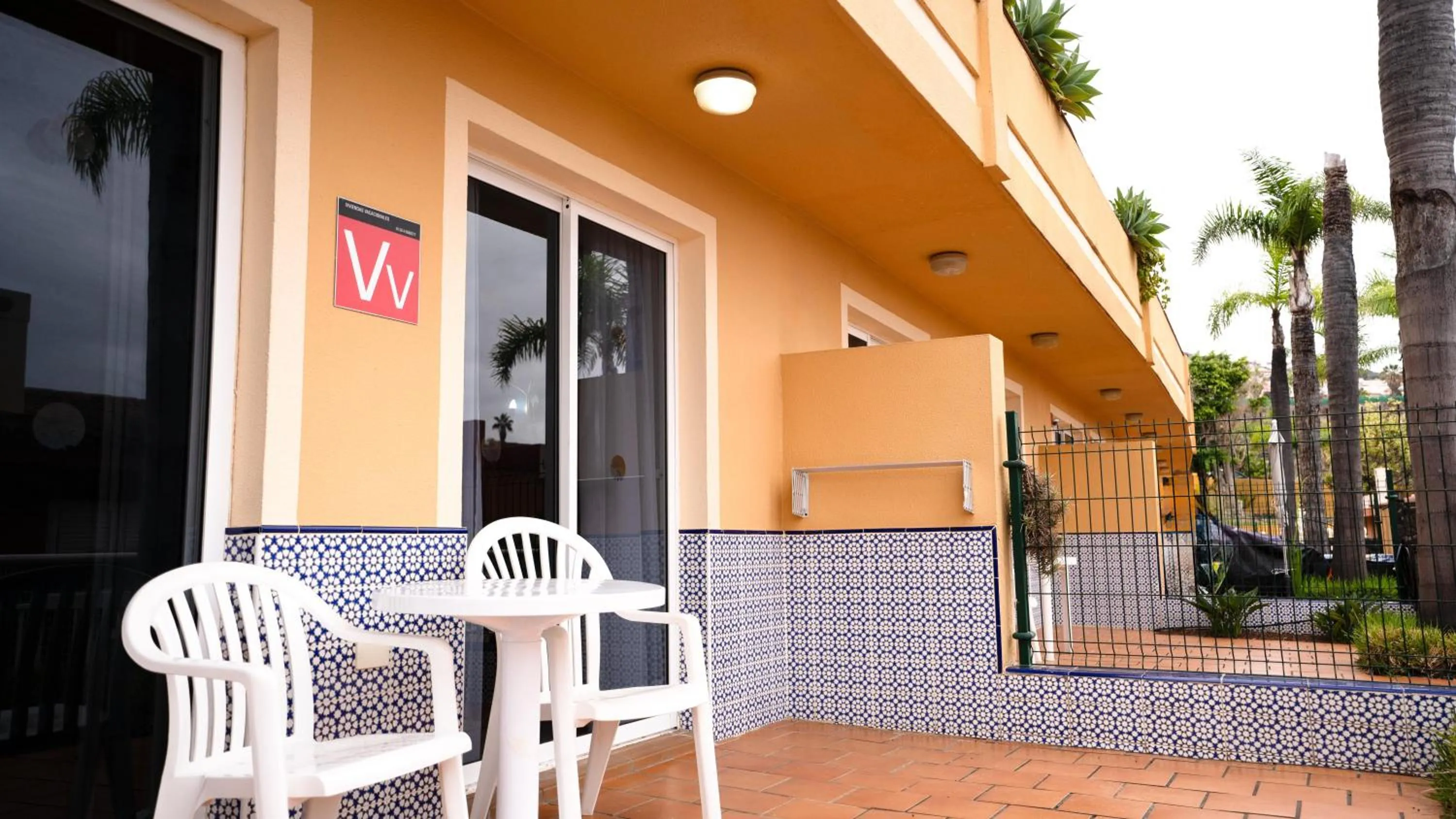 Photo of the whole room in Coral La Quinta Park Suites