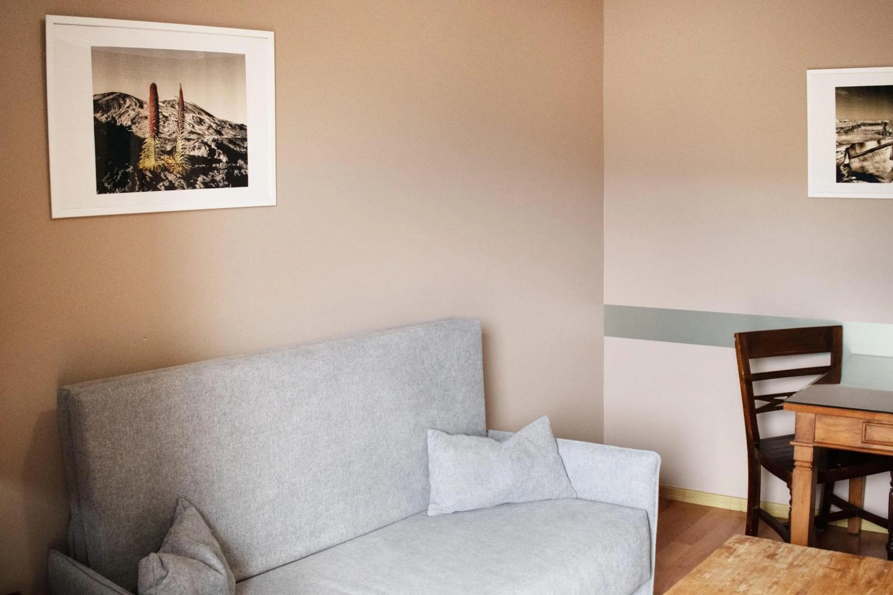 Photo of the whole room in Coral La Quinta Park Suites