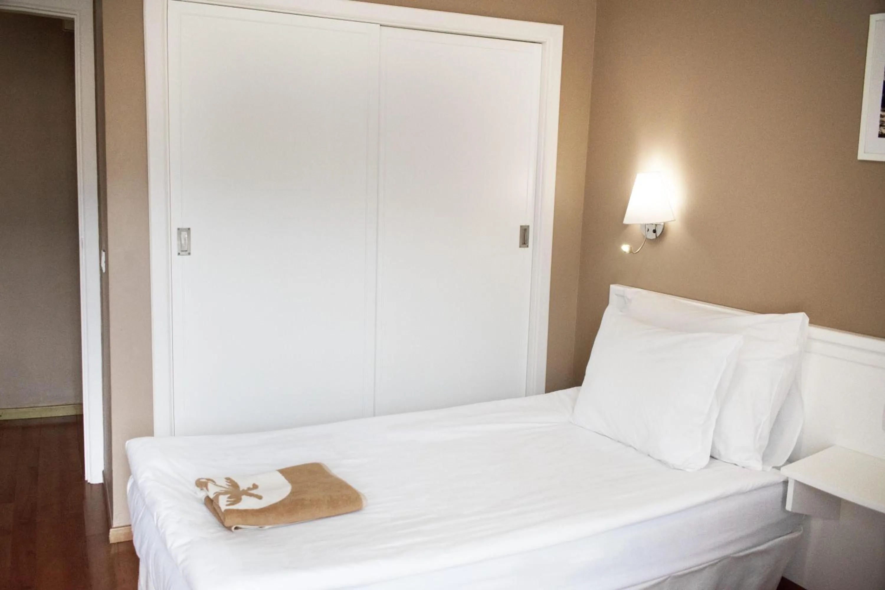 Photo of the whole room, Bed in Coral La Quinta Park Suites