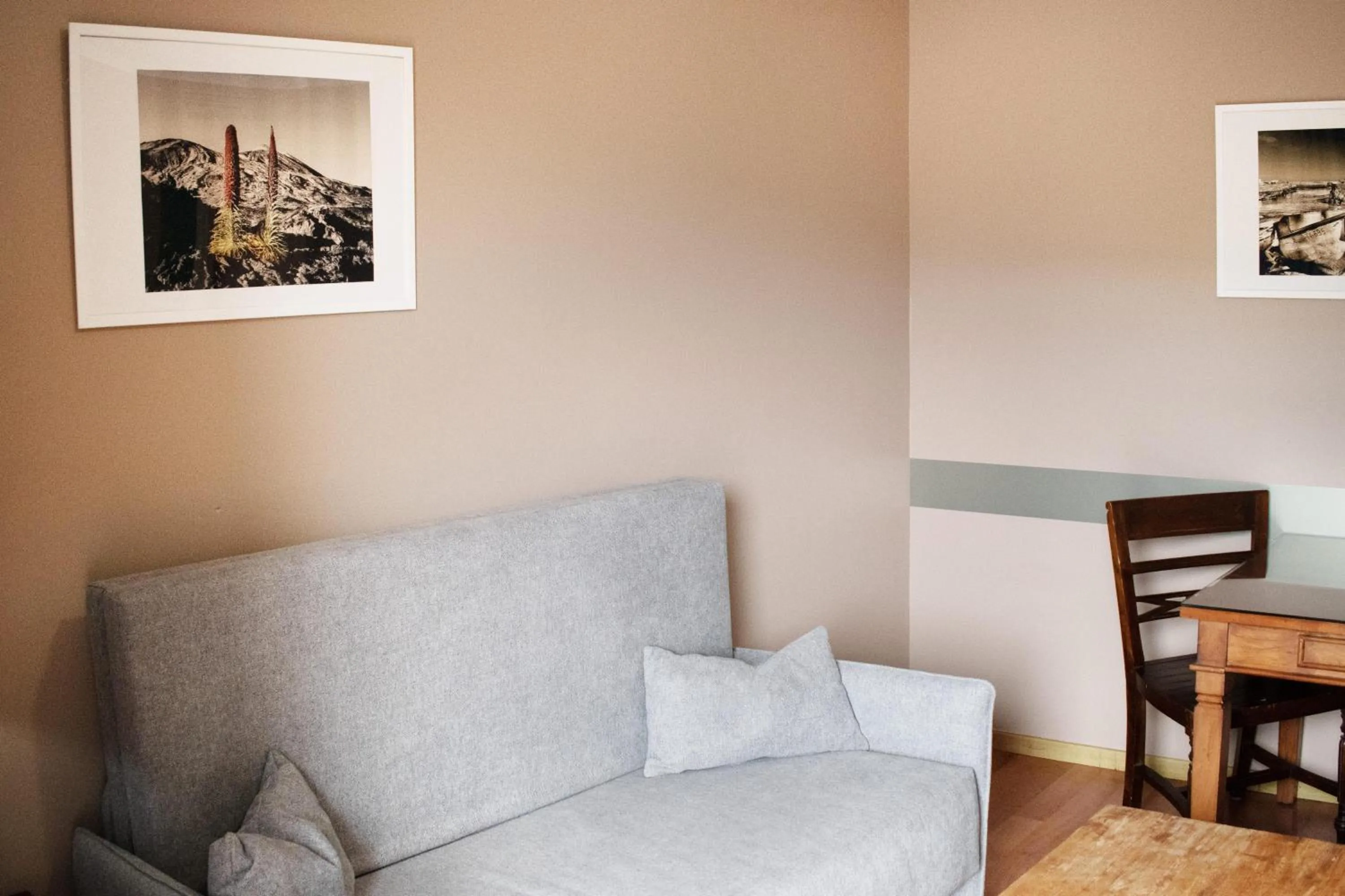 Photo of the whole room in Coral La Quinta Park Suites