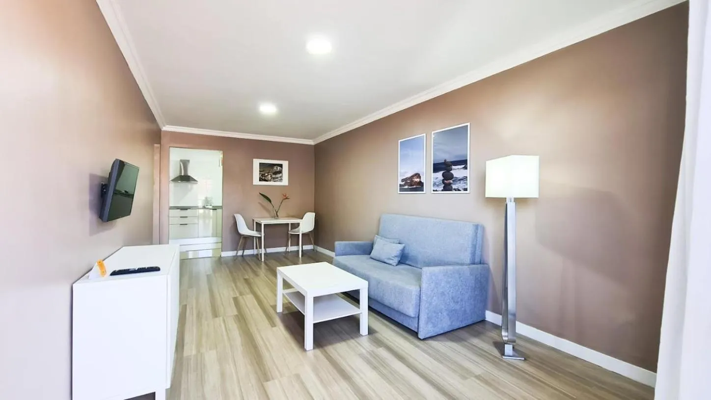 Photo of the whole room in Coral La Quinta Park Suites