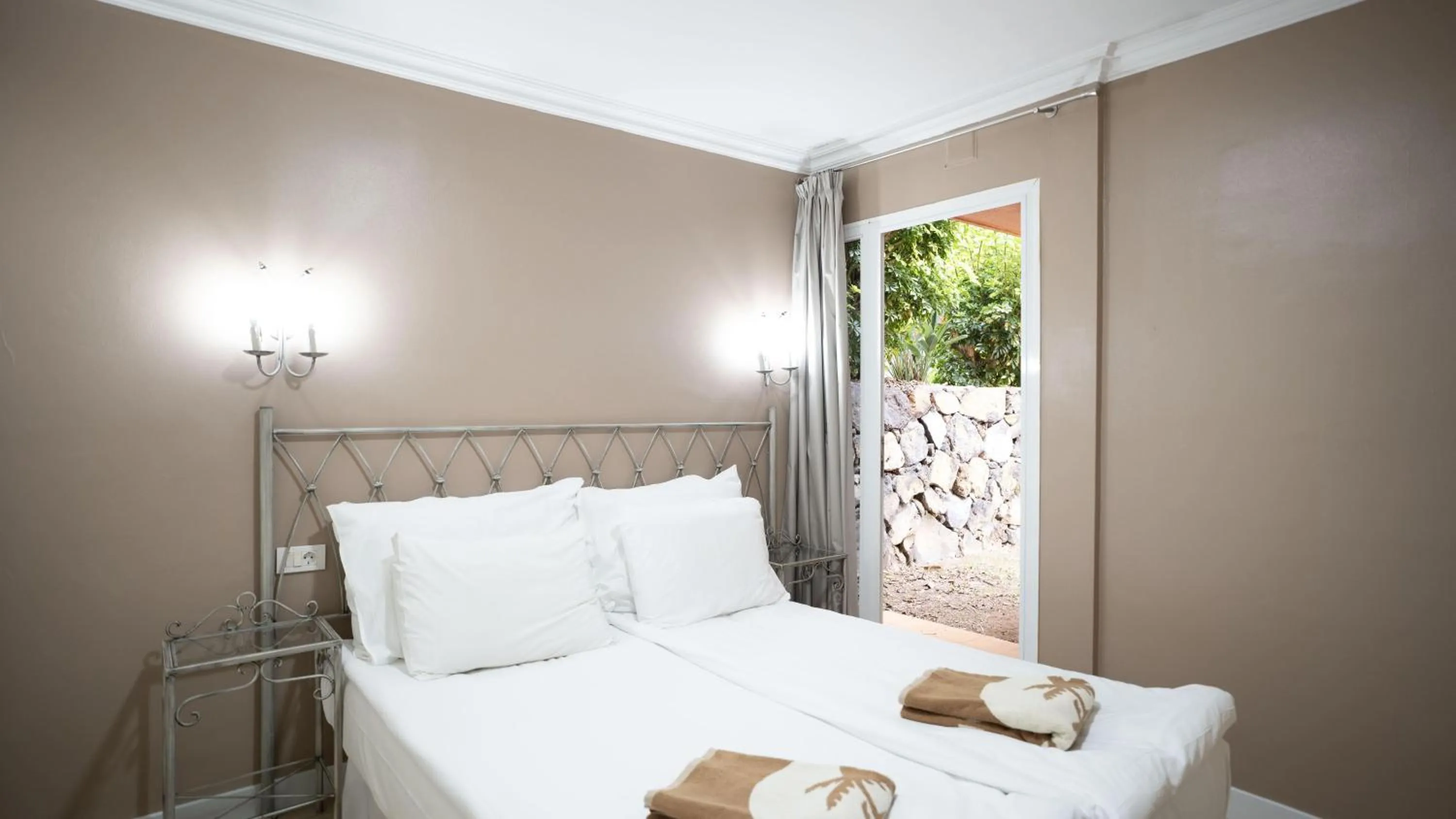 Photo of the whole room, Bed in Coral La Quinta Park Suites