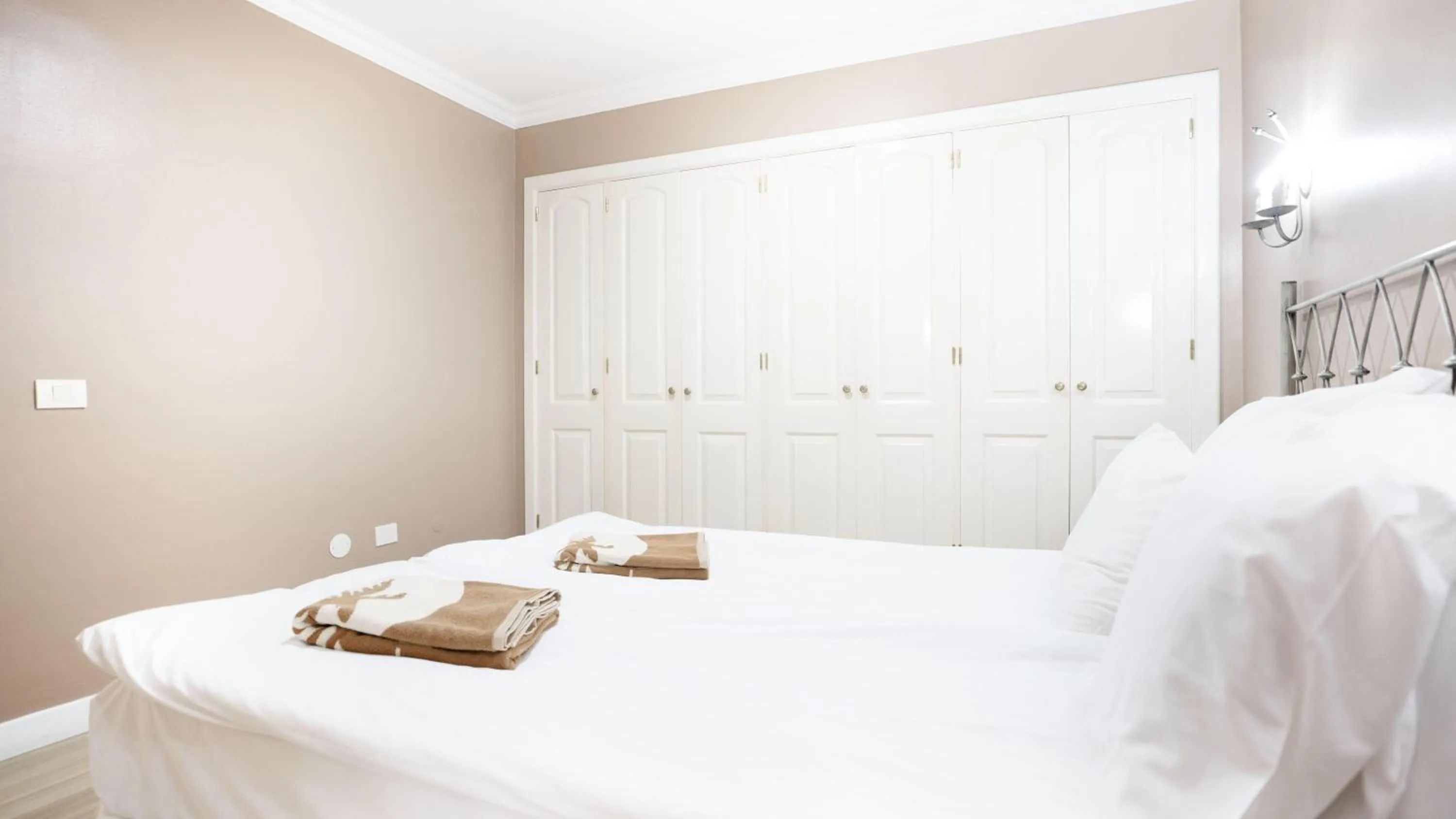 Photo of the whole room, Bed in Coral La Quinta Park Suites