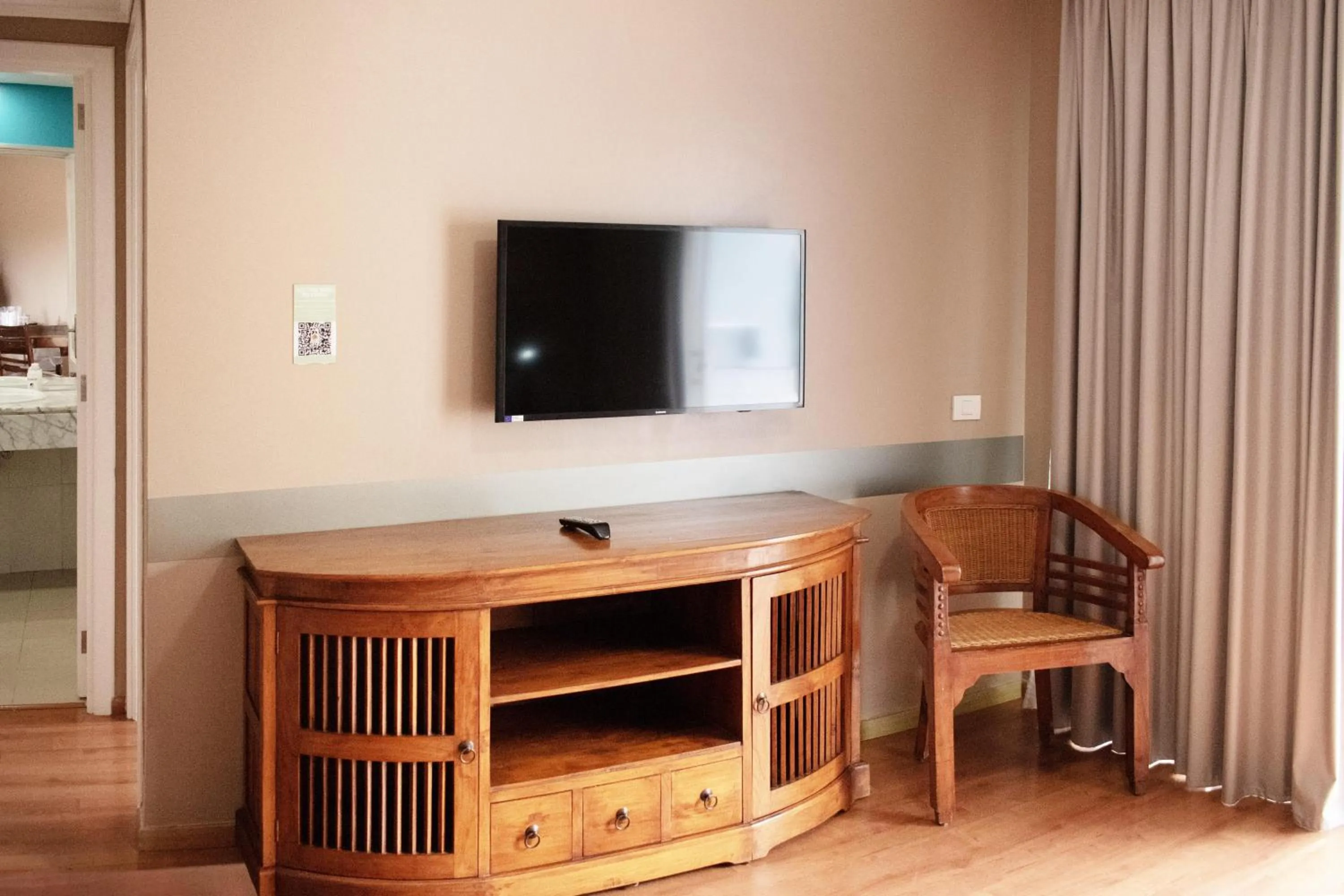 Photo of the whole room in Coral La Quinta Park Suites