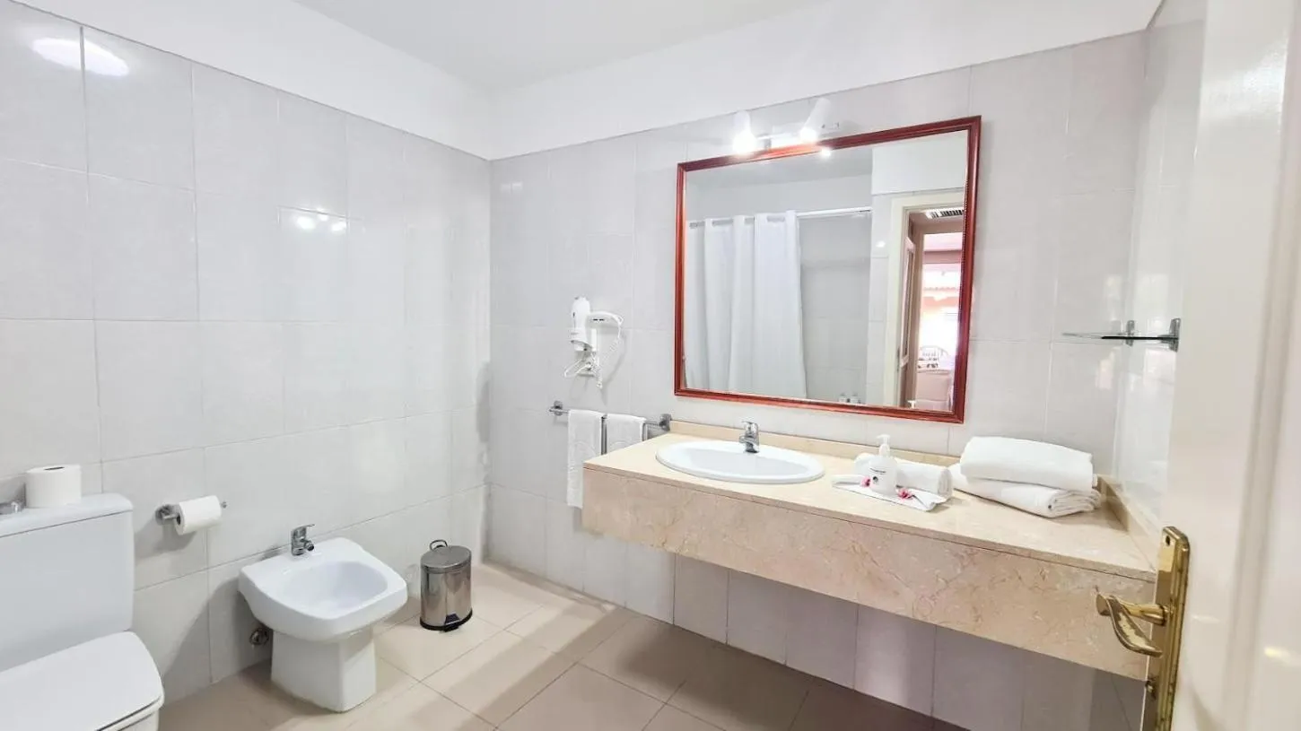 Bathroom in Coral La Quinta Park Suites