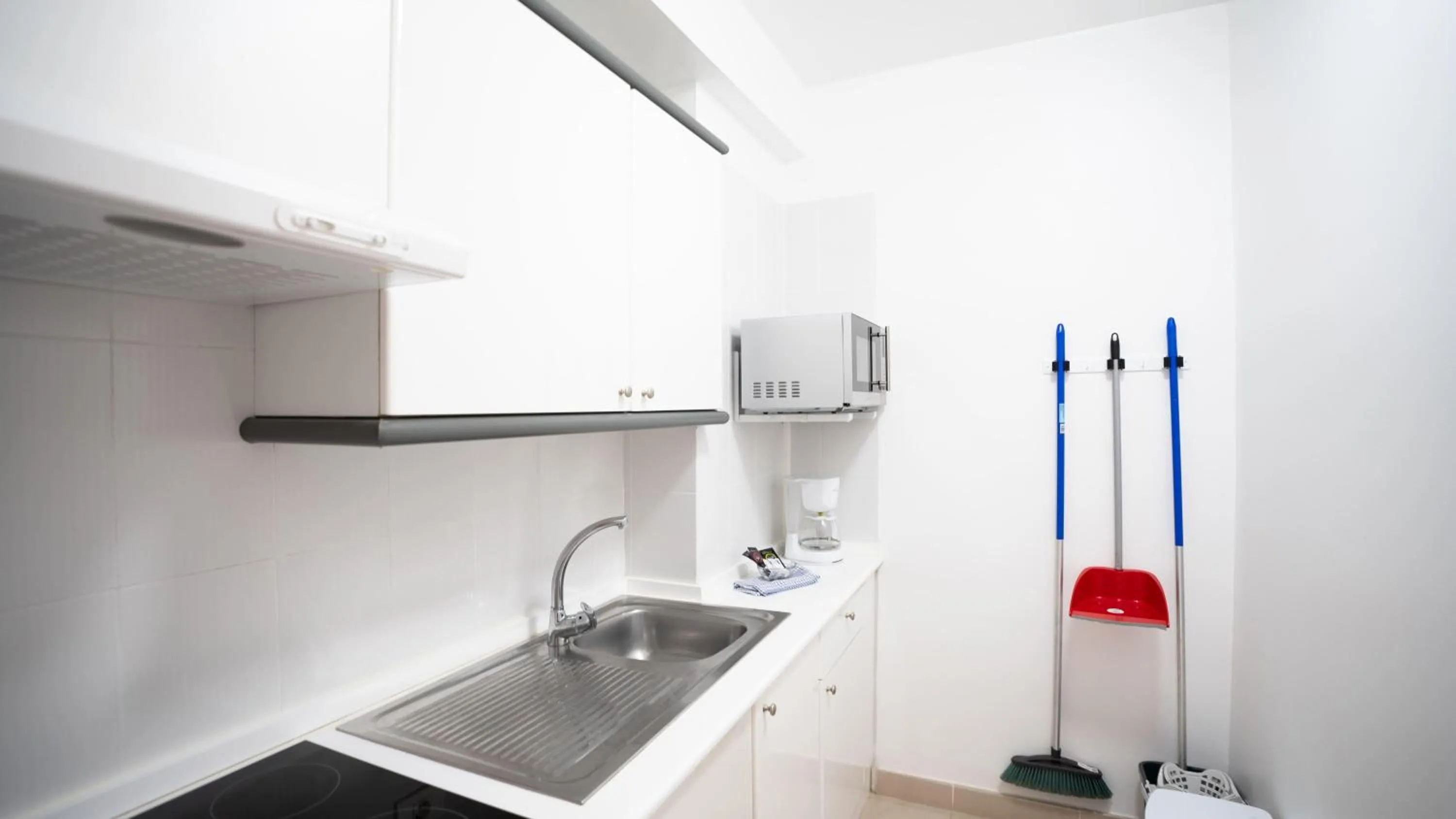 Kitchen or kitchenette in Coral La Quinta Park Suites