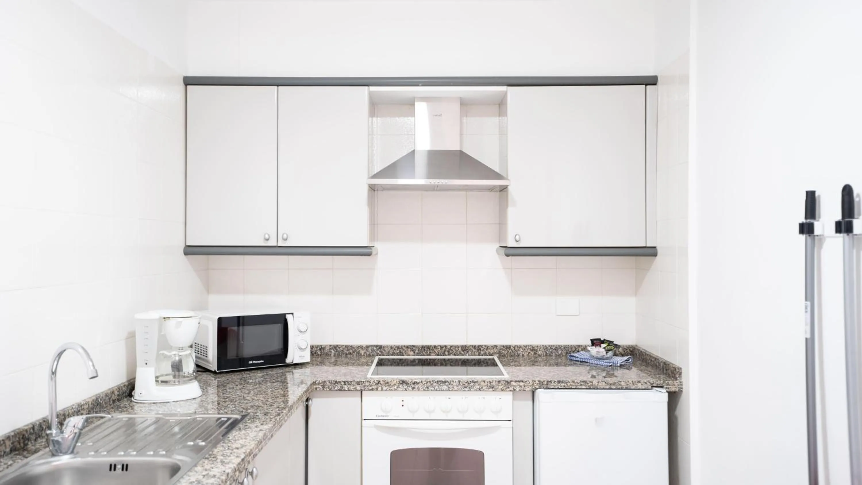 Kitchen or kitchenette in Coral La Quinta Park Suites