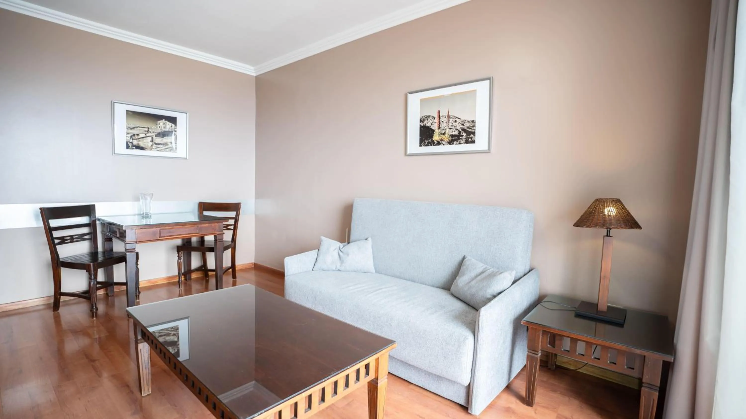 Photo of the whole room in Coral La Quinta Park Suites