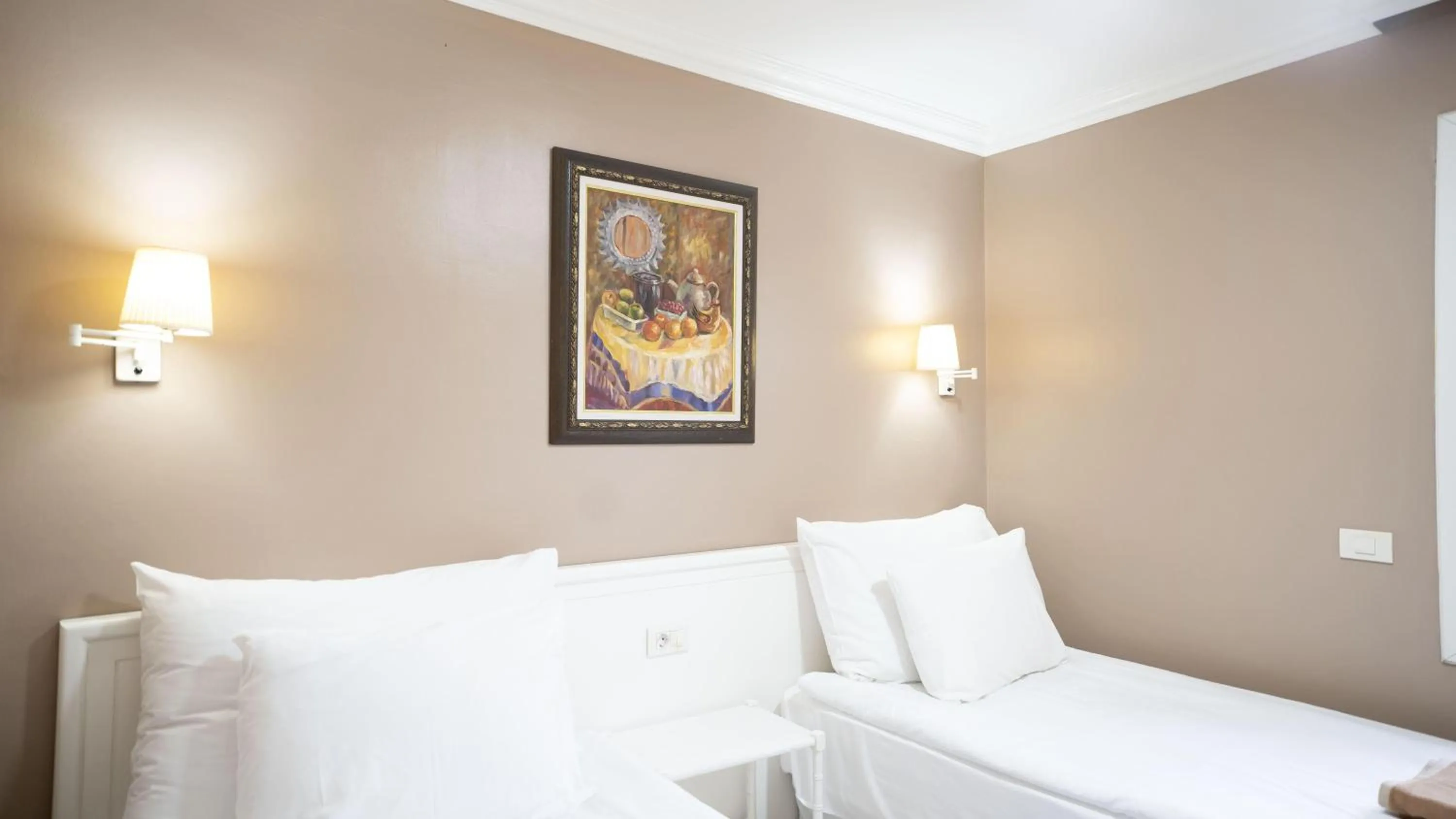 Photo of the whole room, Bed in Coral La Quinta Park Suites