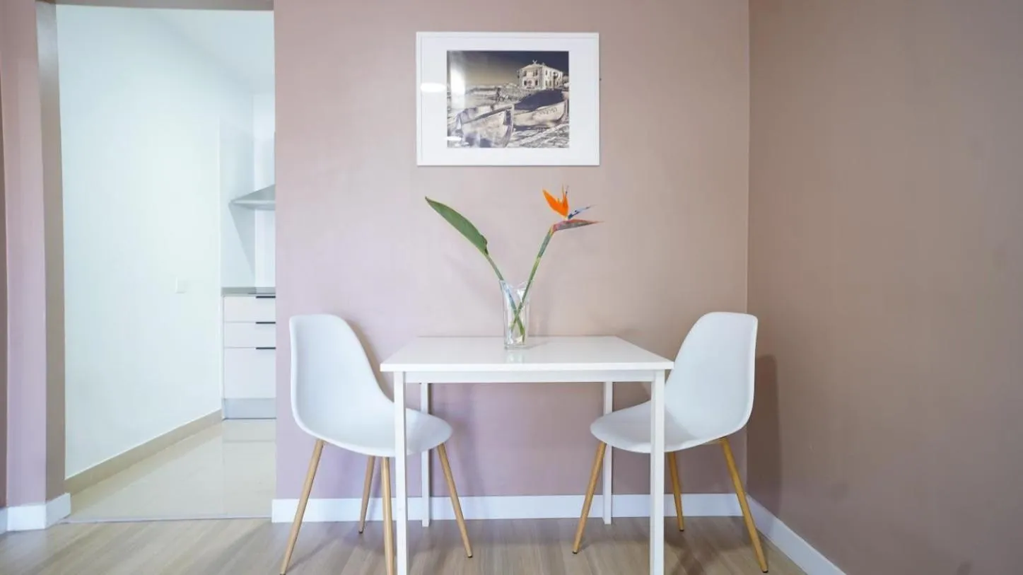 Photo of the whole room in Coral La Quinta Park Suites