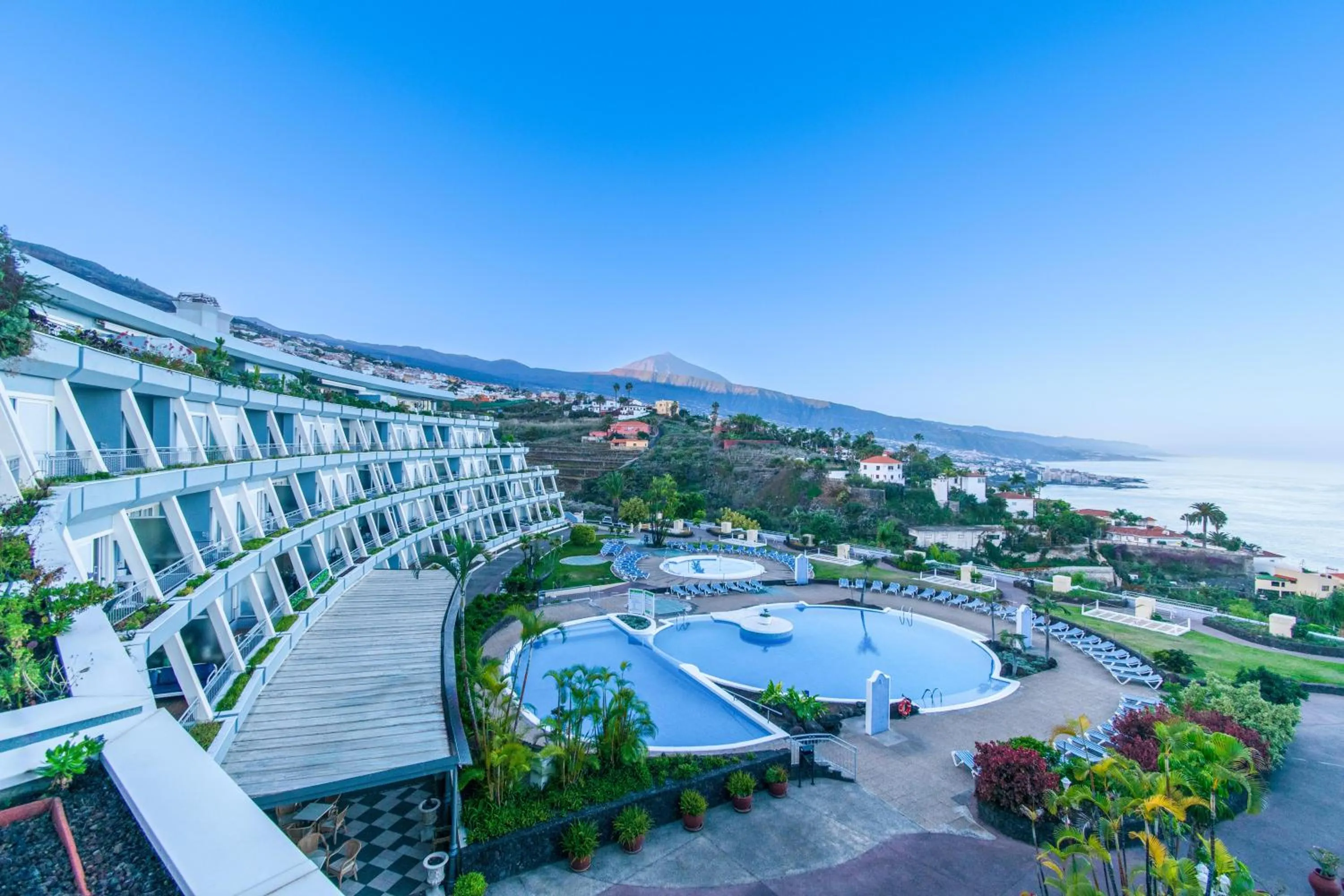 Property building in Coral La Quinta Park Suites