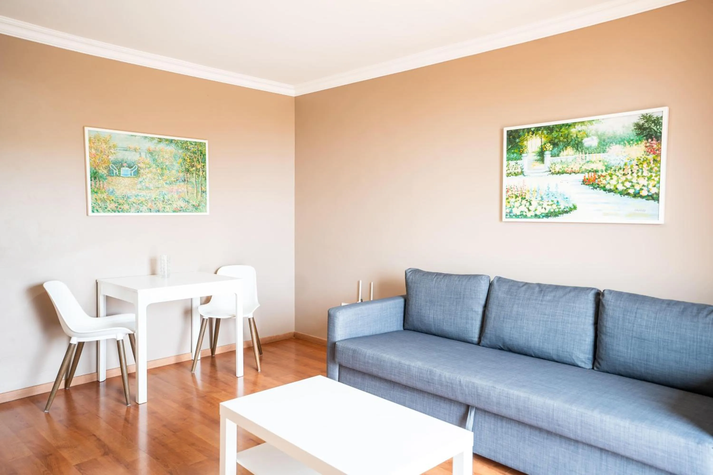 Photo of the whole room in Coral La Quinta Park Suites