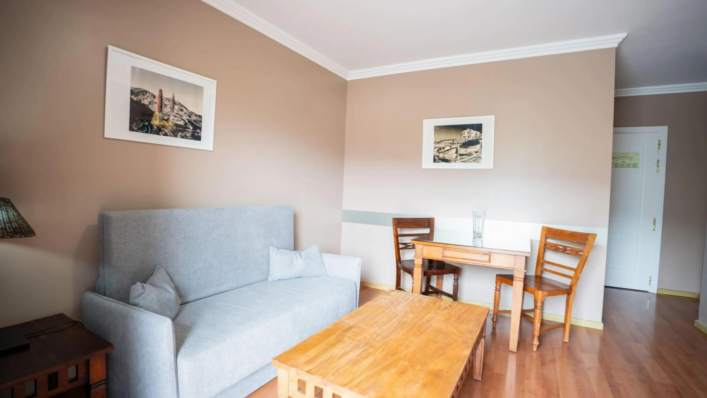 Photo of the whole room in Coral La Quinta Park Suites