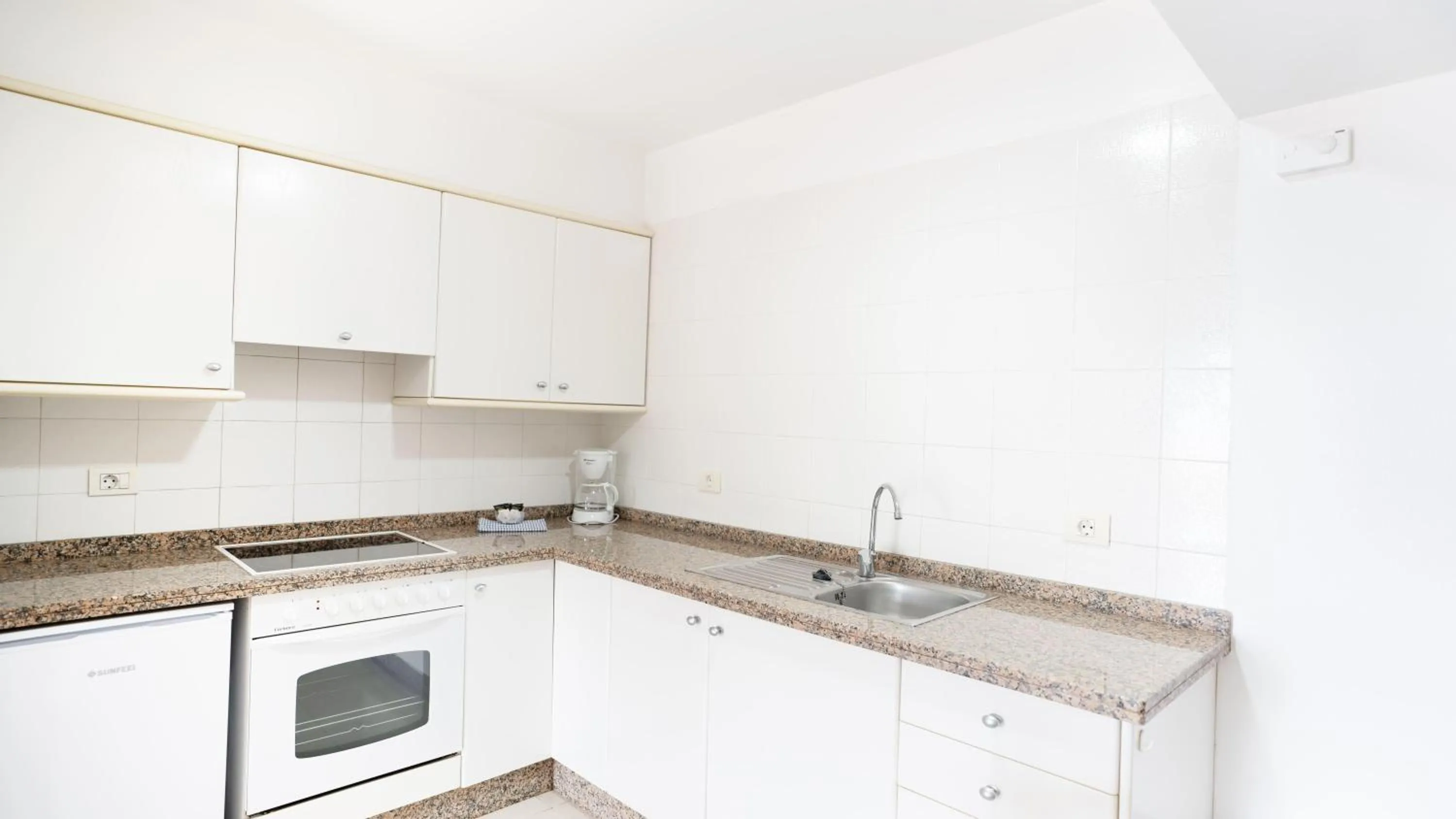 Kitchen or kitchenette in Coral La Quinta Park Suites