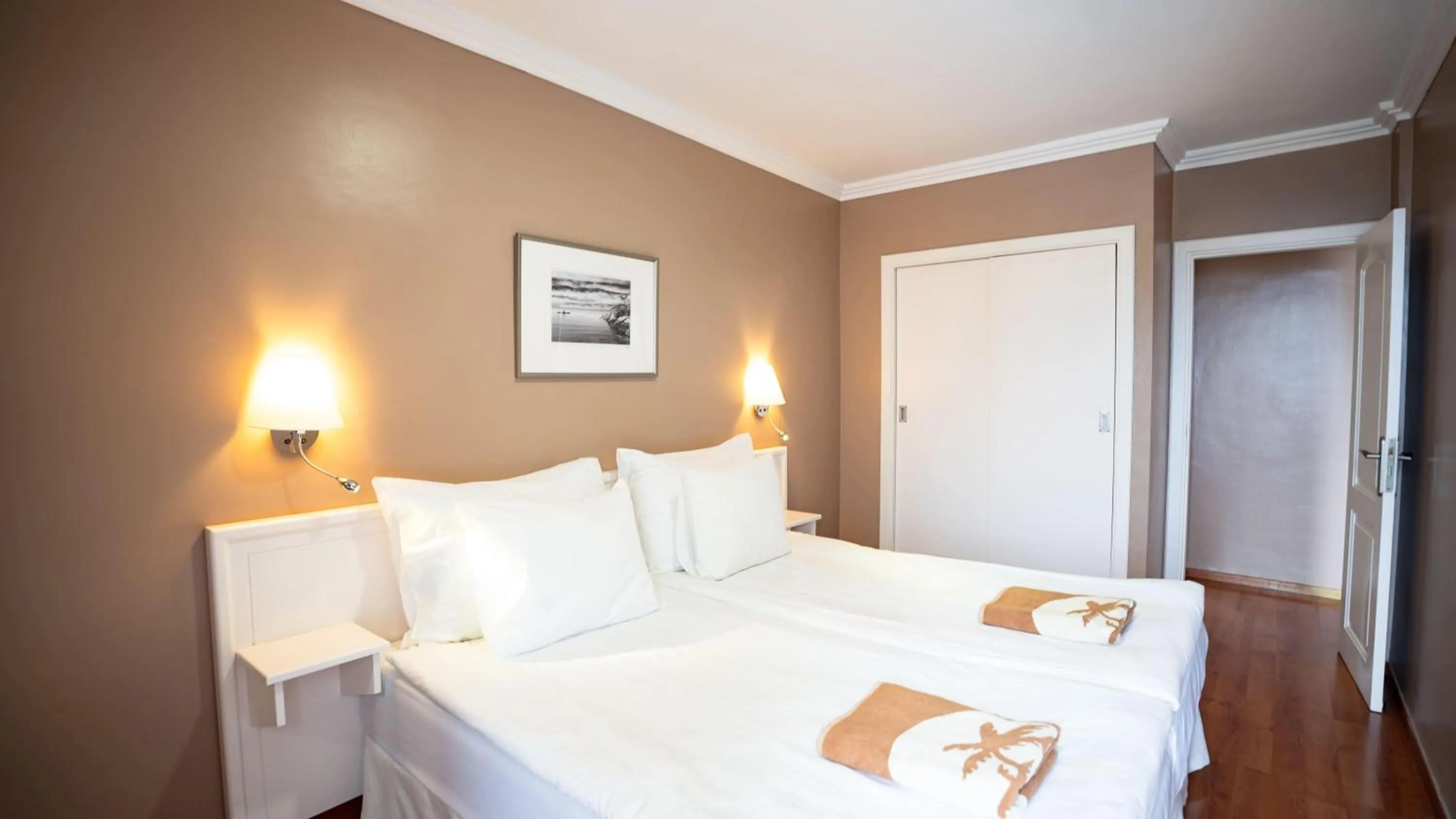 Photo of the whole room, Bed in Coral La Quinta Park Suites