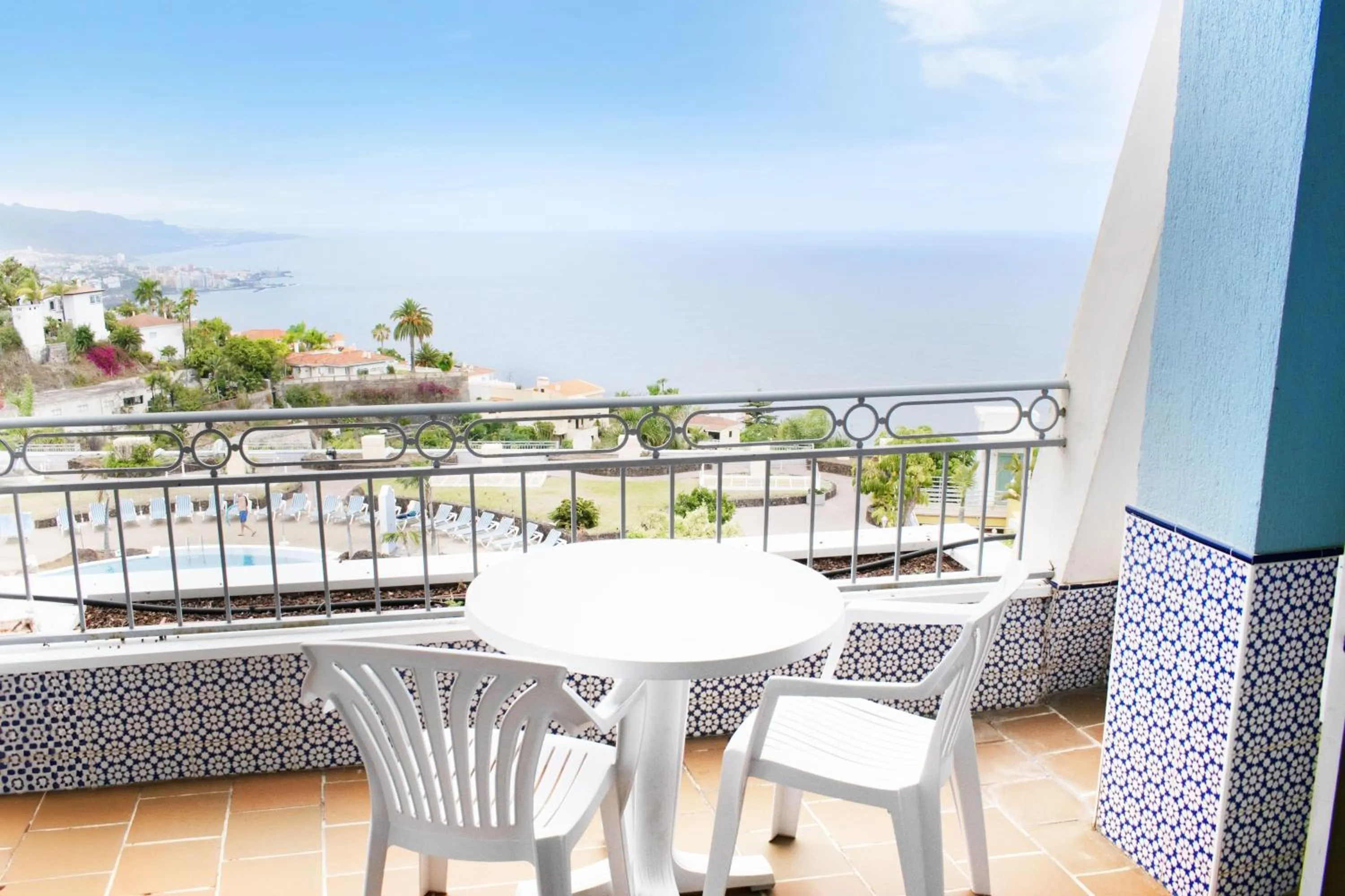 Photo of the whole room in Coral La Quinta Park Suites