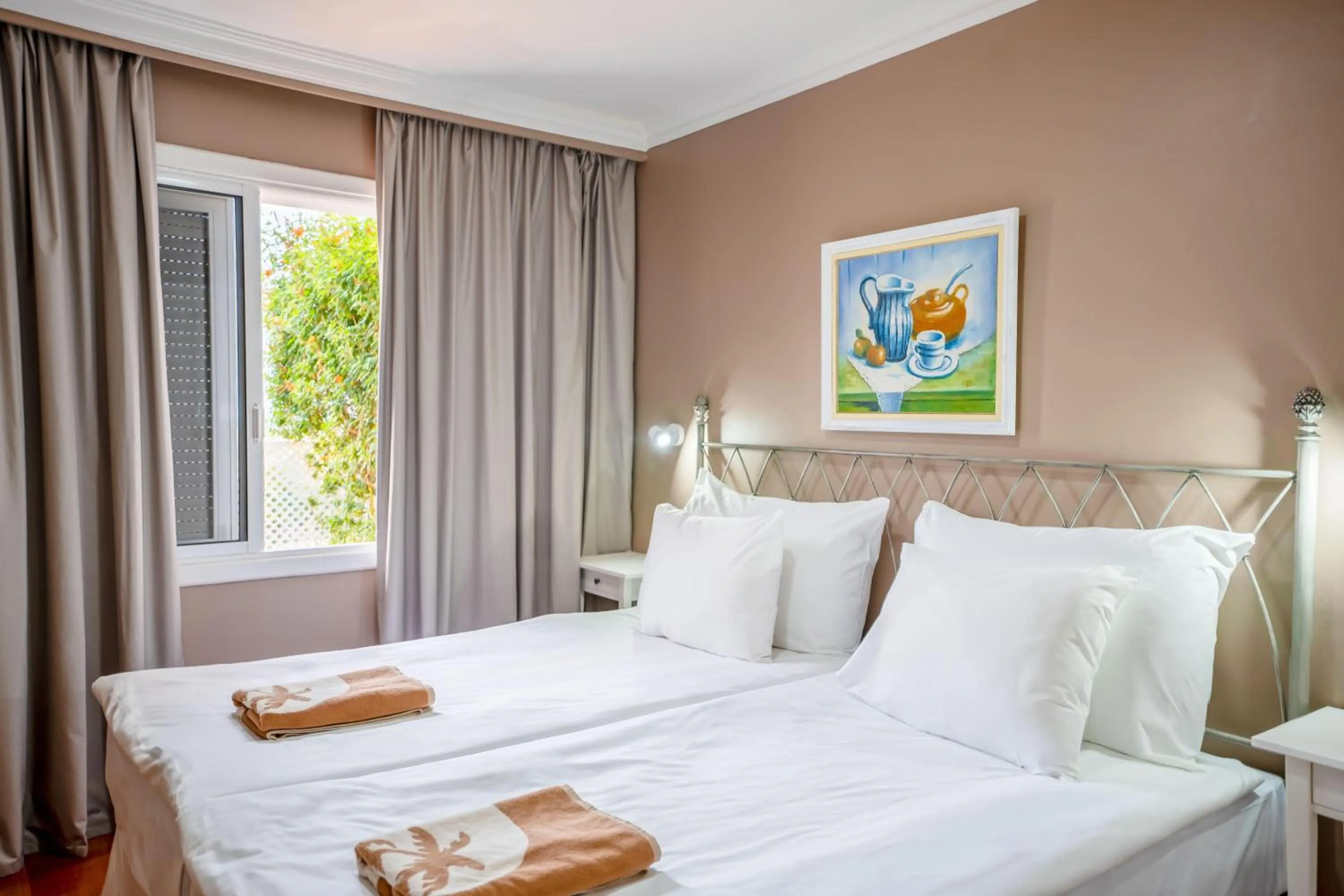 Photo of the whole room, Bed in Coral La Quinta Park Suites