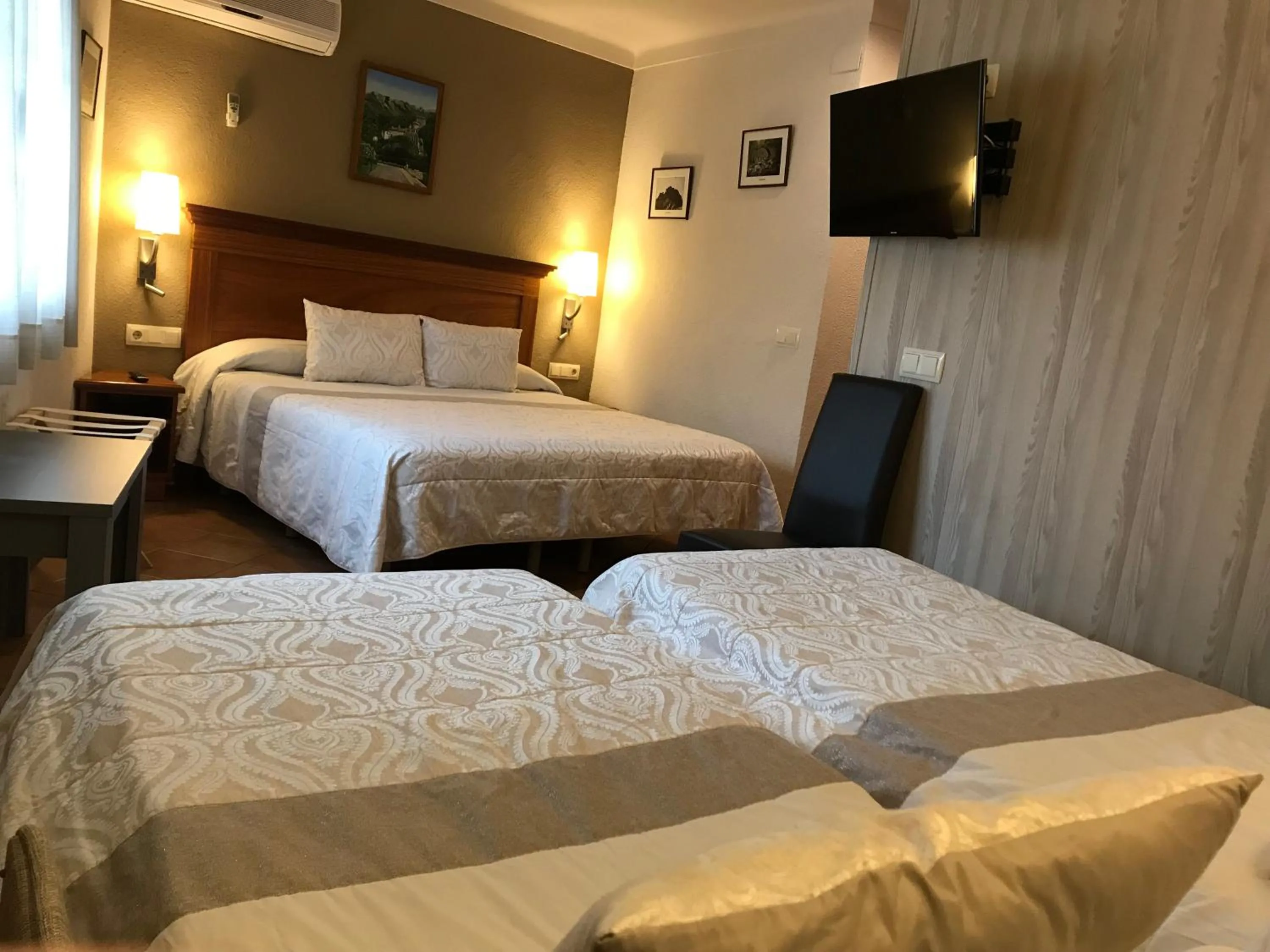Bedroom, Bed in Hotel-Restaurante La Quadra