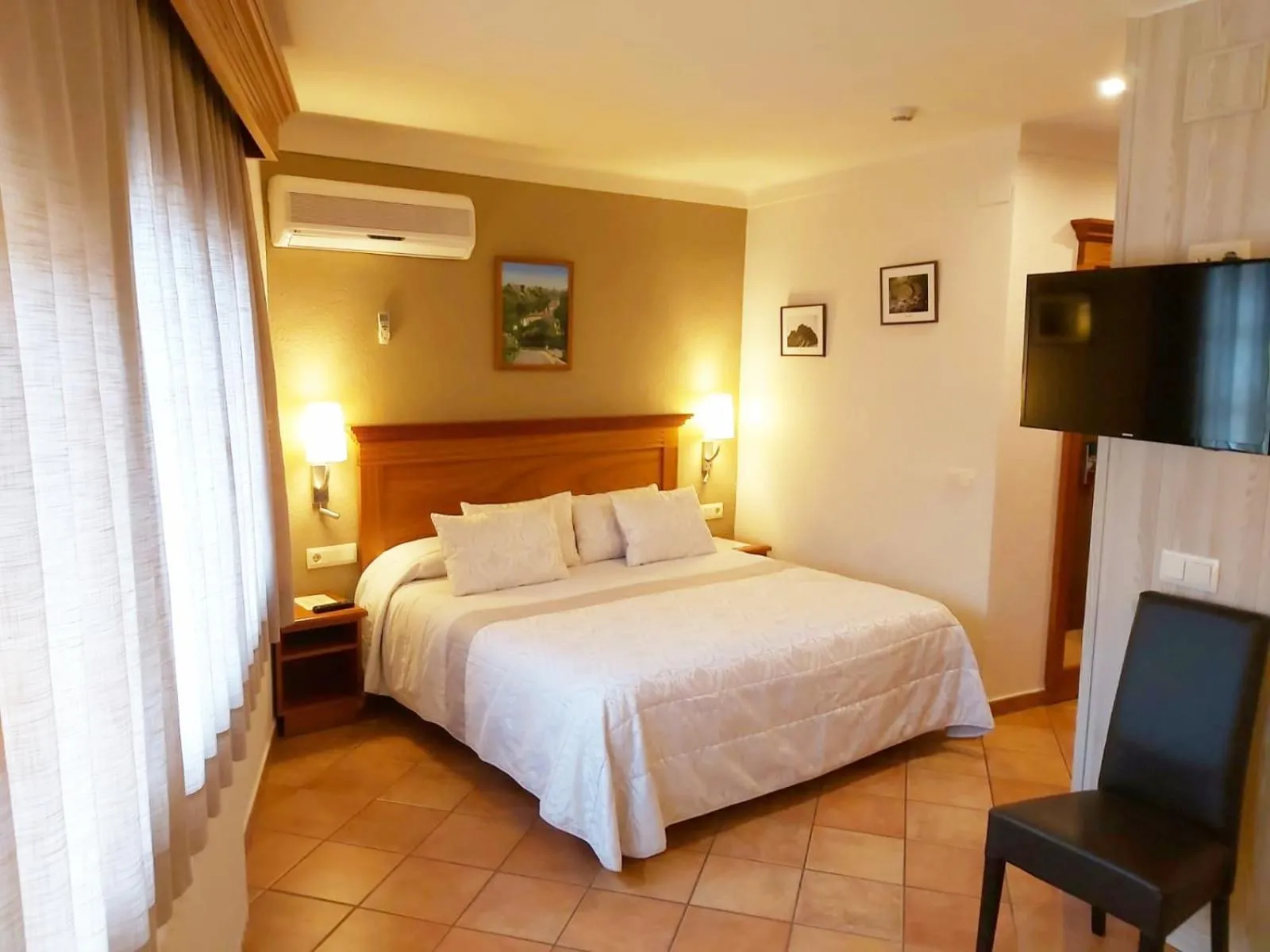 Bedroom, Bed in Hotel-Restaurante La Quadra