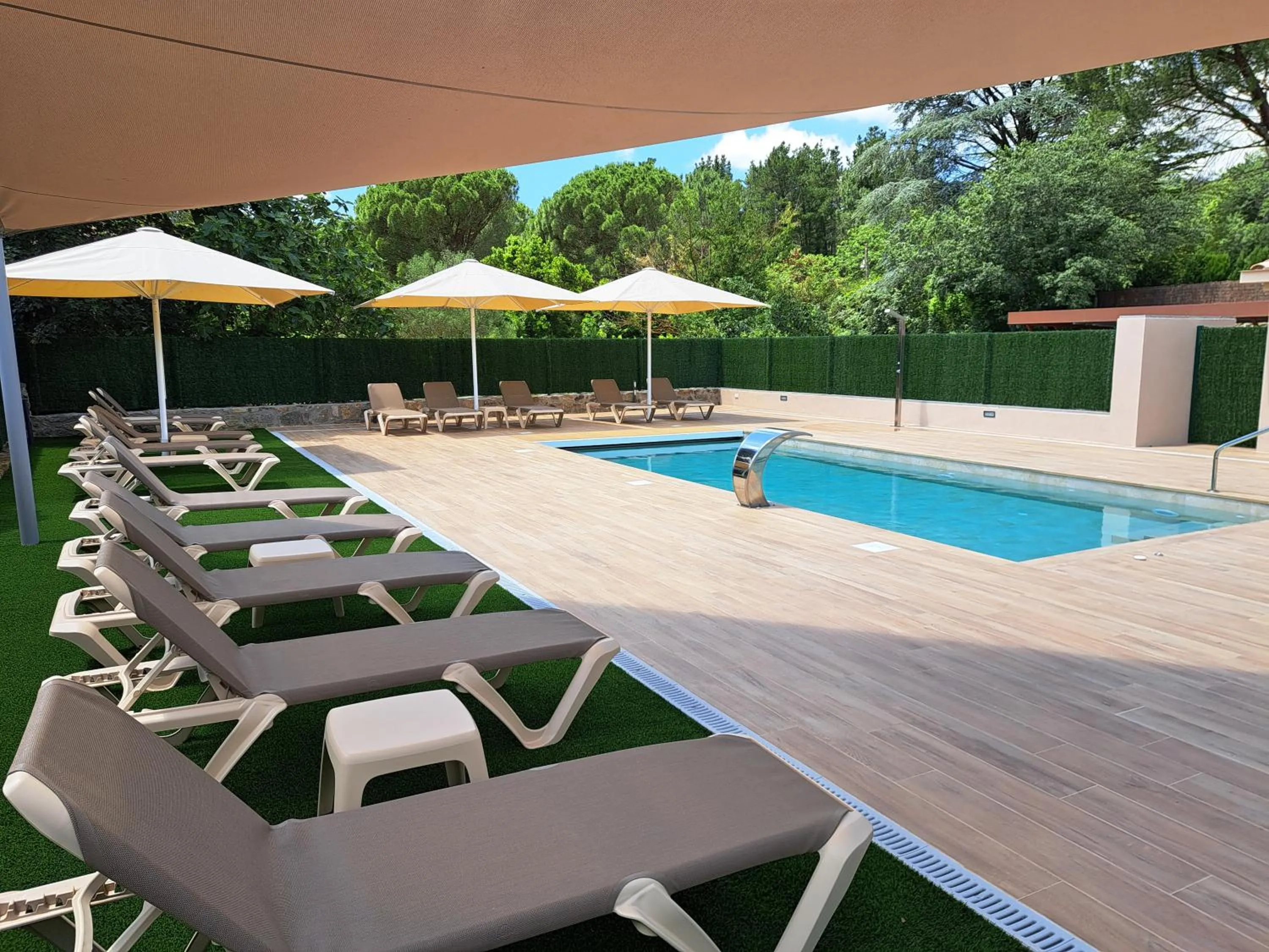 Swimming pool in Hotel-Restaurante La Quadra