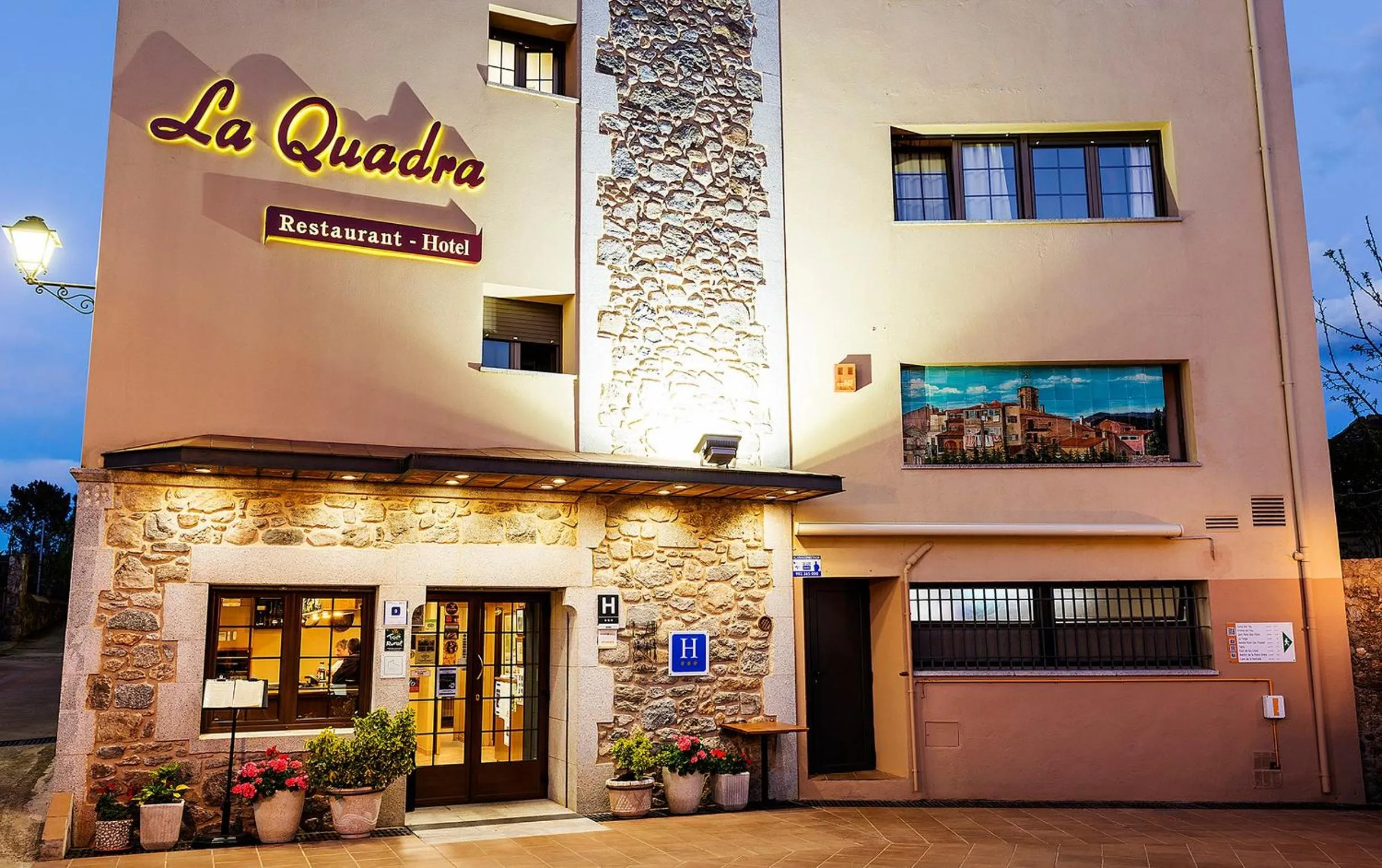 Facade/entrance in Hotel-Restaurante La Quadra