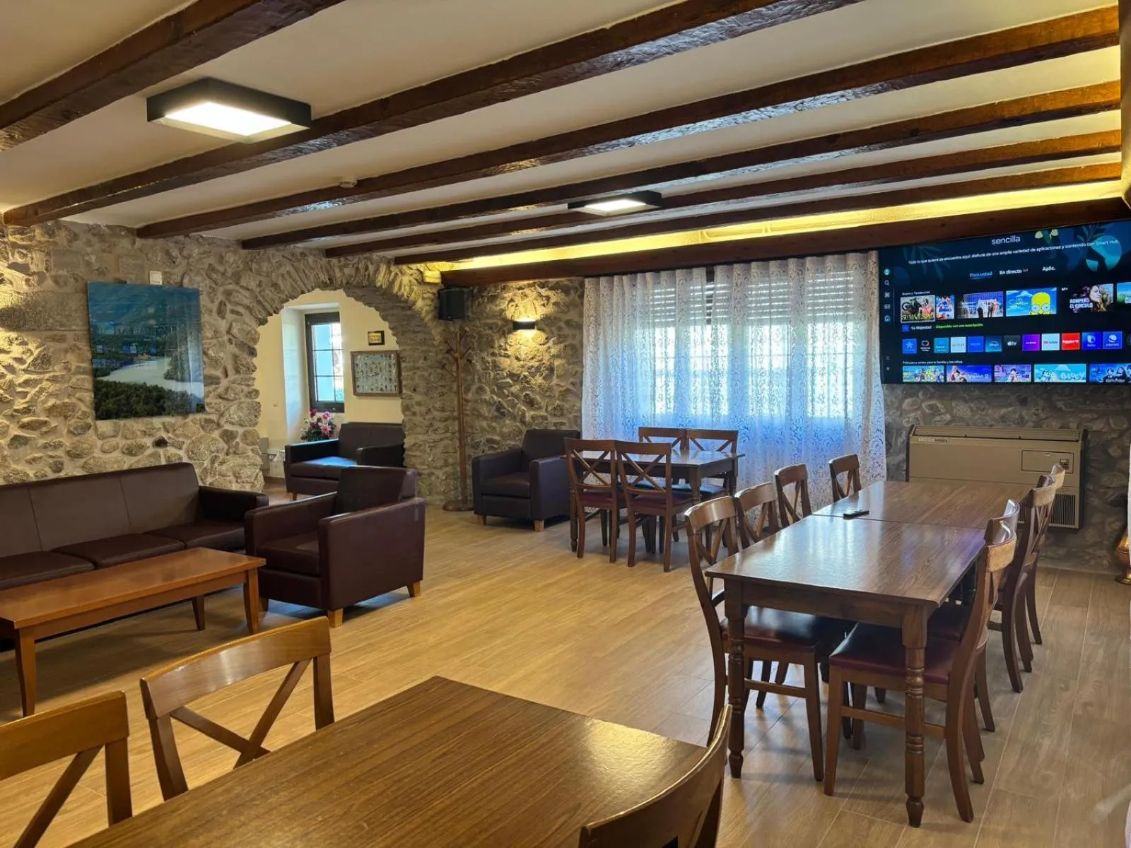 Communal lounge/ TV room in Hotel-Restaurante La Quadra