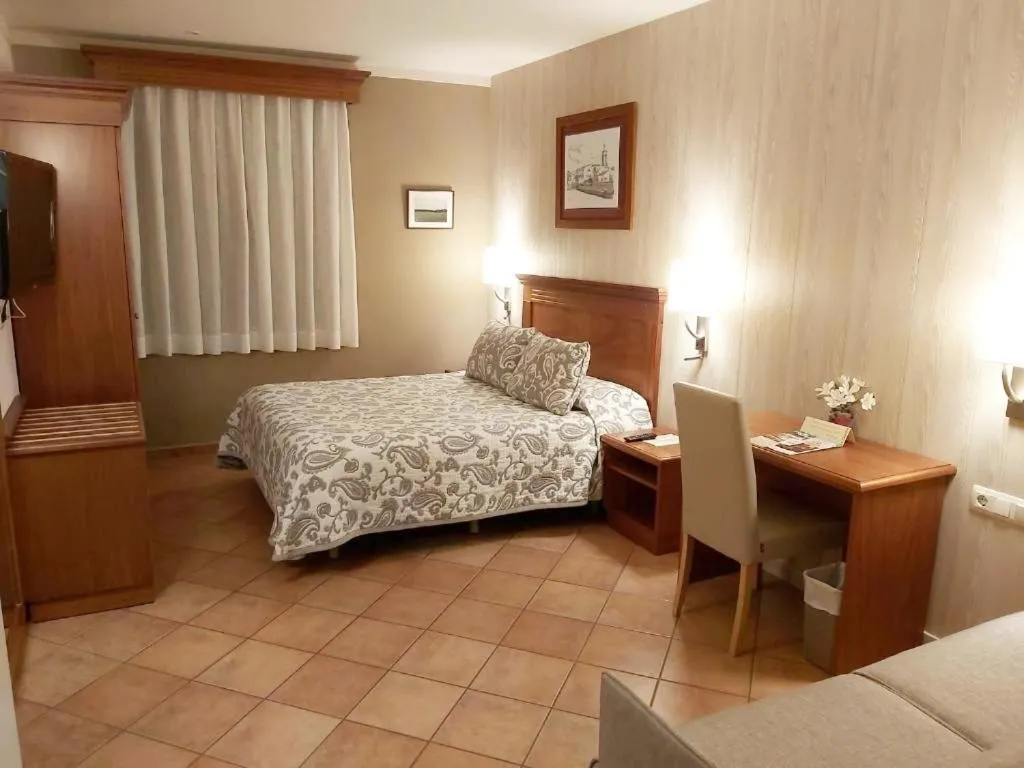 Bedroom, Bed in Hotel-Restaurante La Quadra