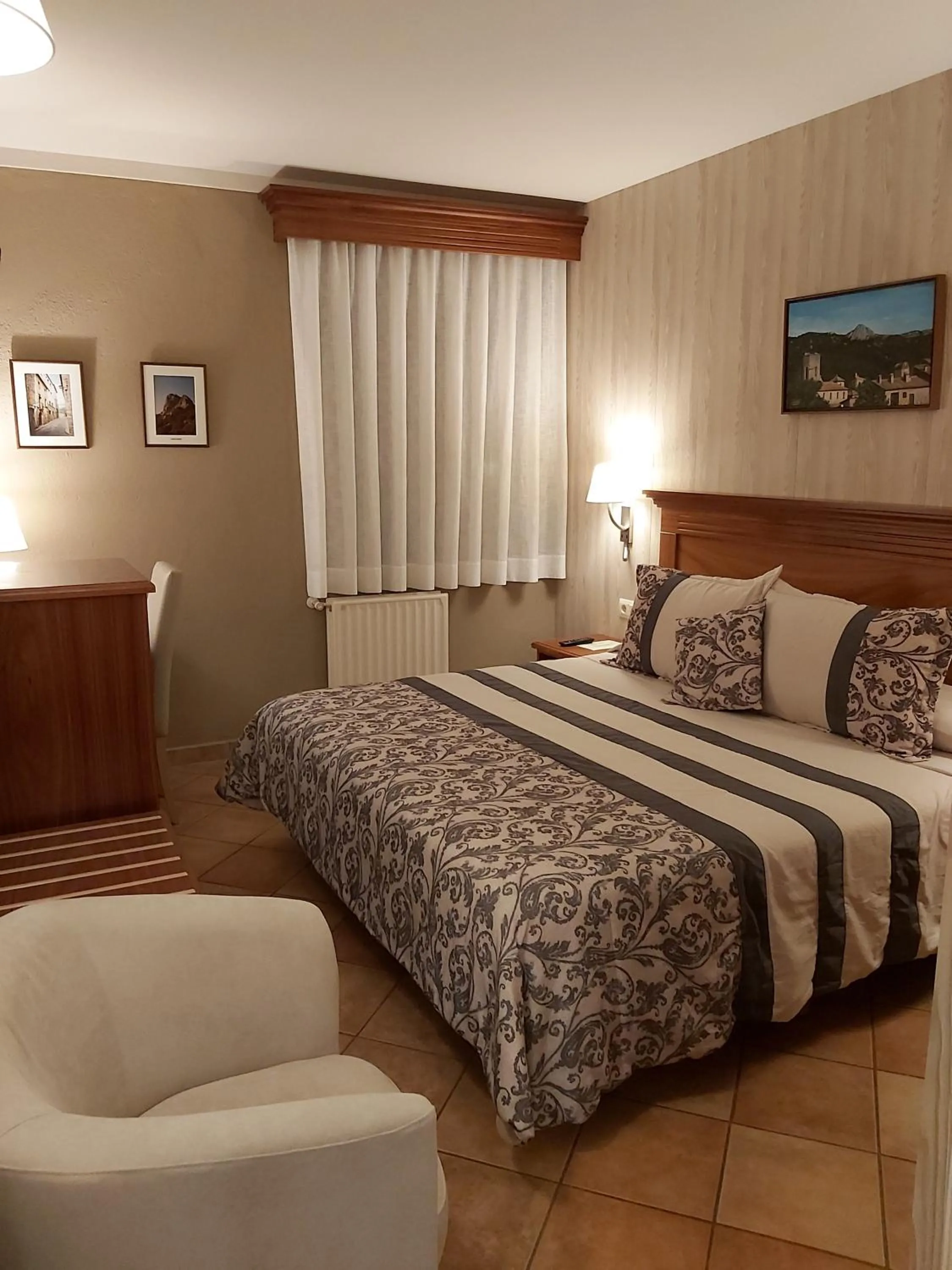 Bedroom, Bed in Hotel-Restaurante La Quadra