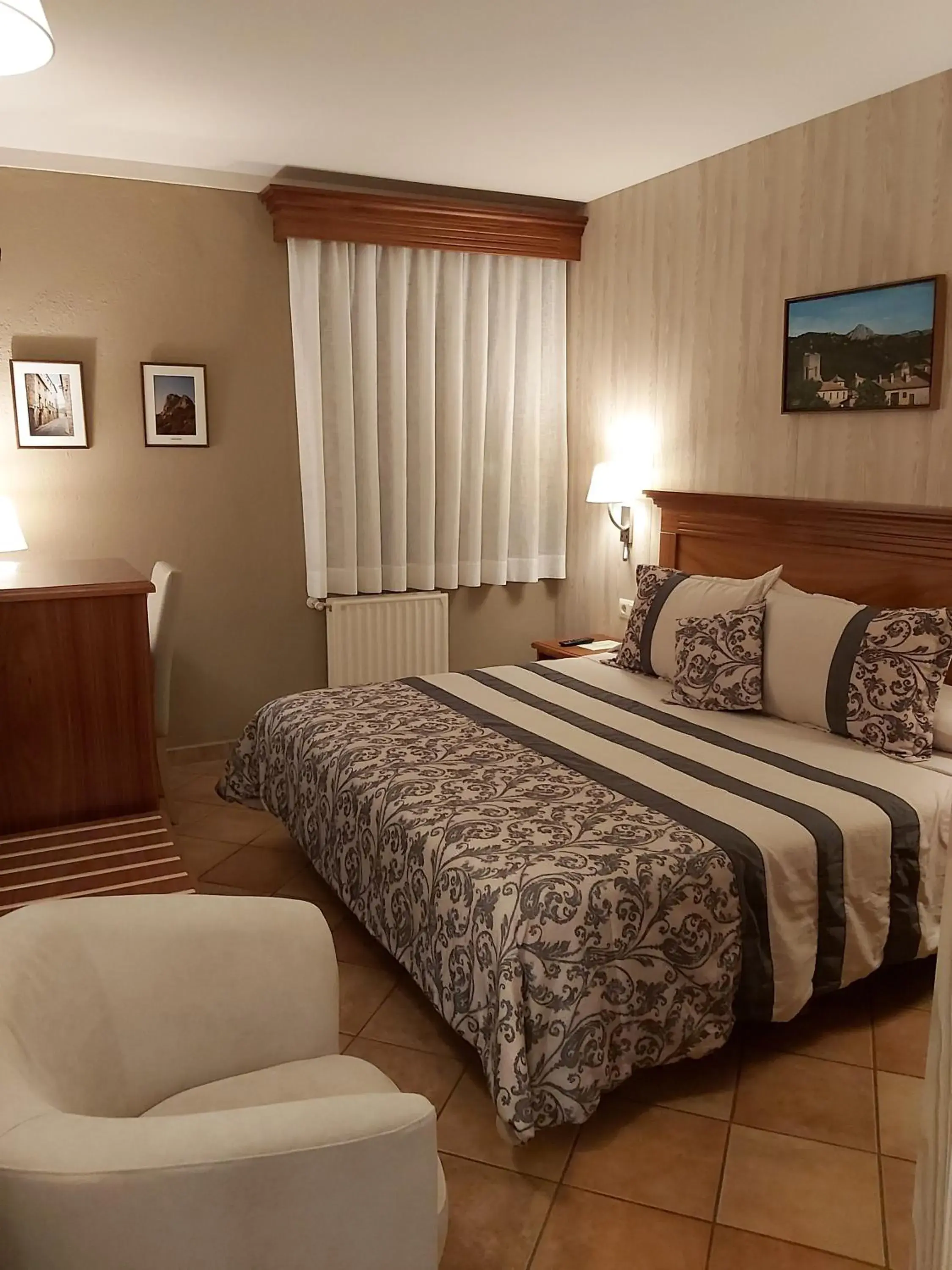 Double or Twin Room - single occupancy in Hotel-Restaurante La Quadra Double or Twin Room - single occupancy in Hotel-Restaurante La Quadra