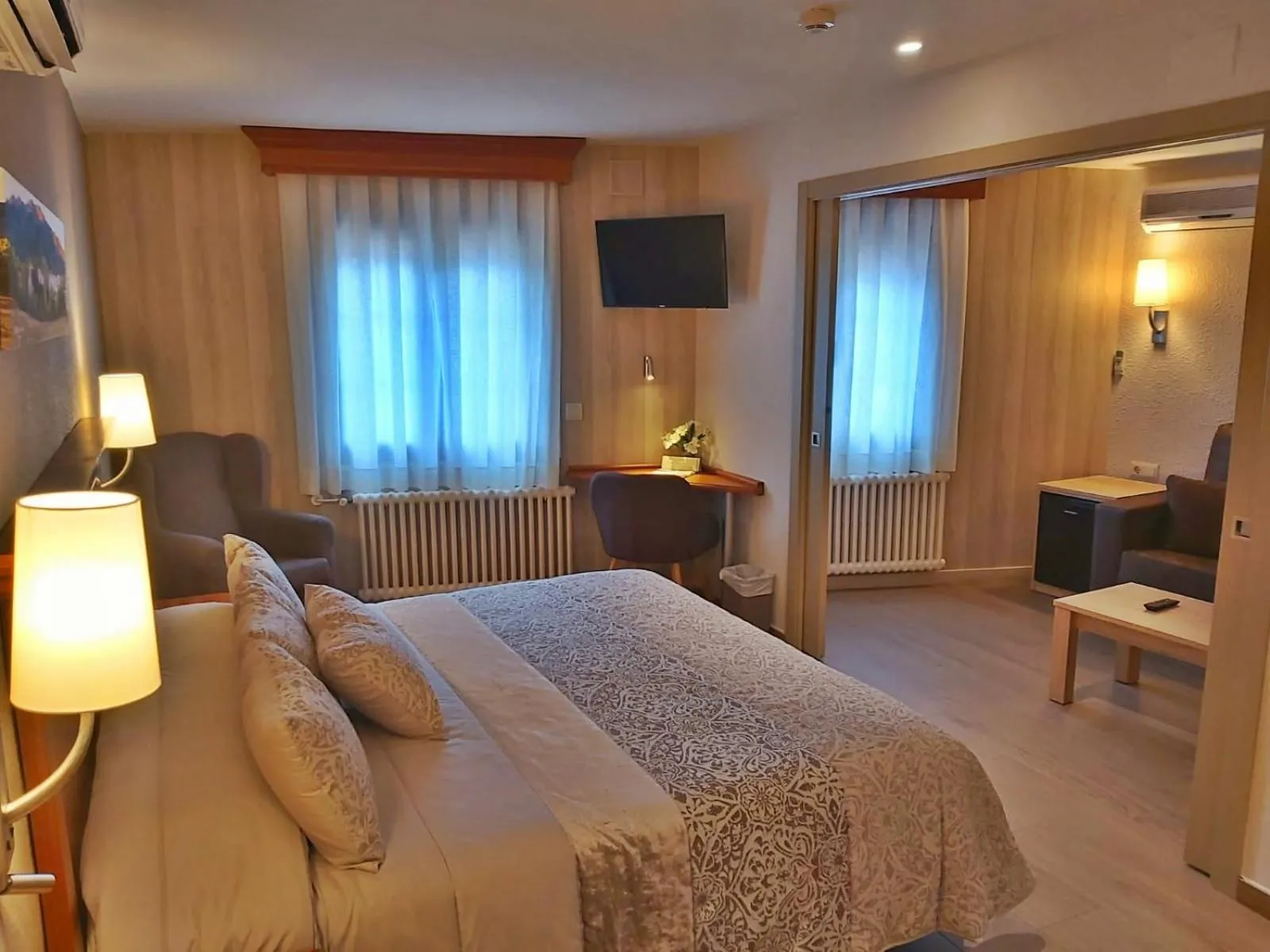 Bedroom, Bed in Hotel-Restaurante La Quadra