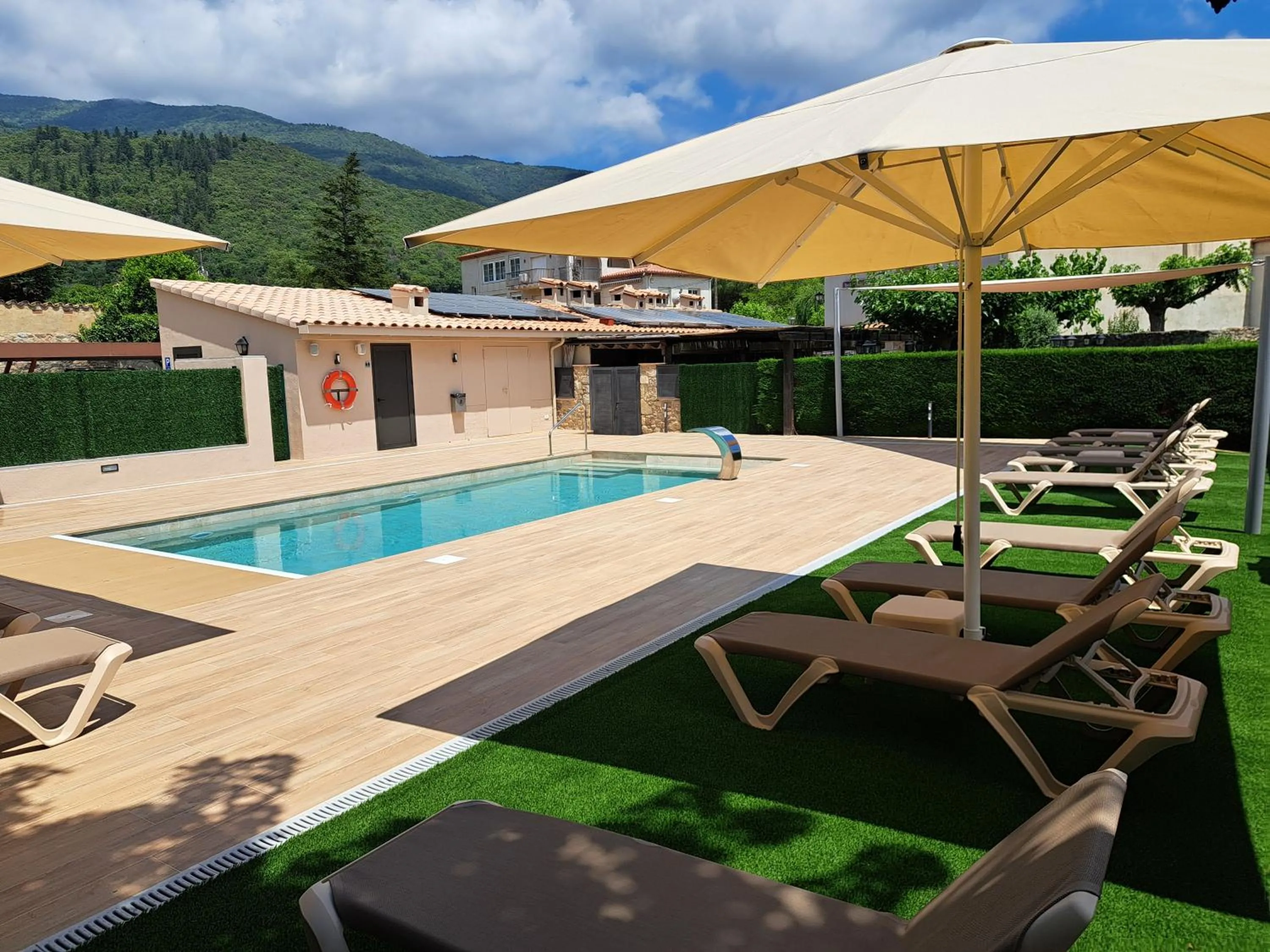 Swimming pool in Hotel-Restaurante La Quadra