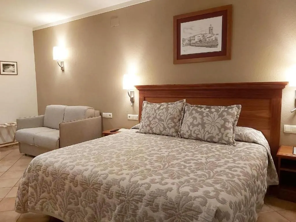 Bedroom, Bed in Hotel-Restaurante La Quadra