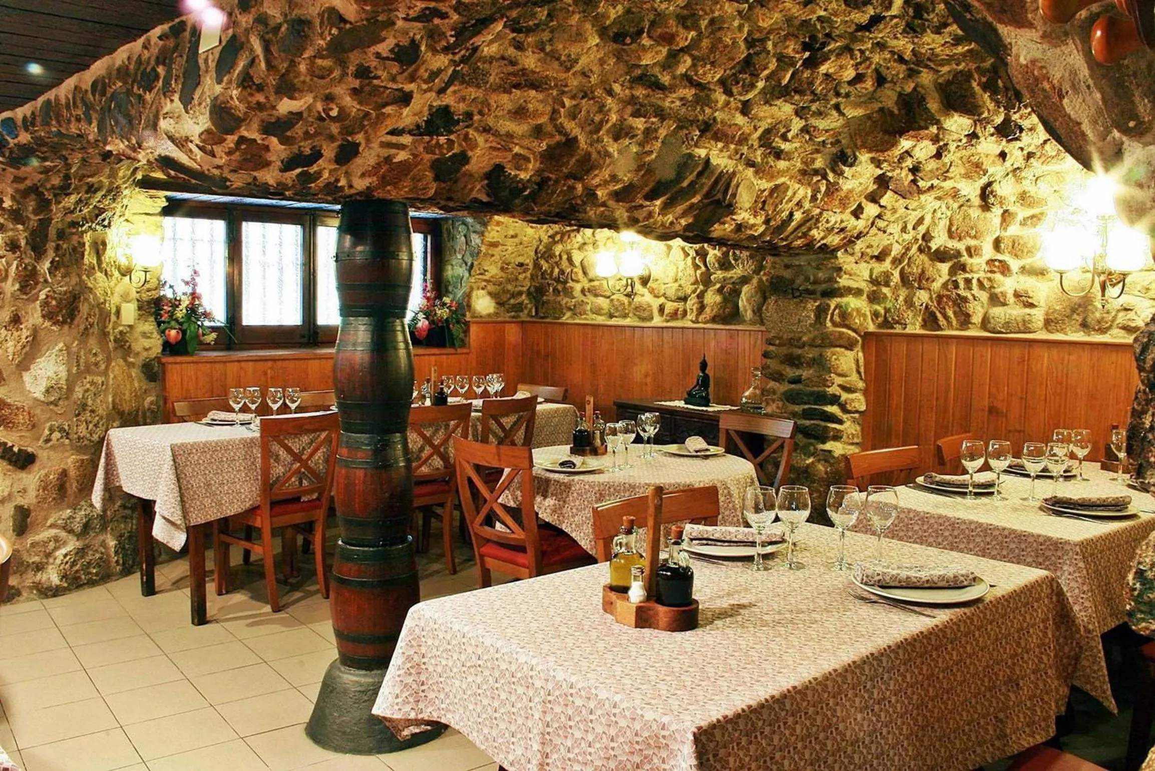 Restaurant/places to eat in Hotel-Restaurante La Quadra
