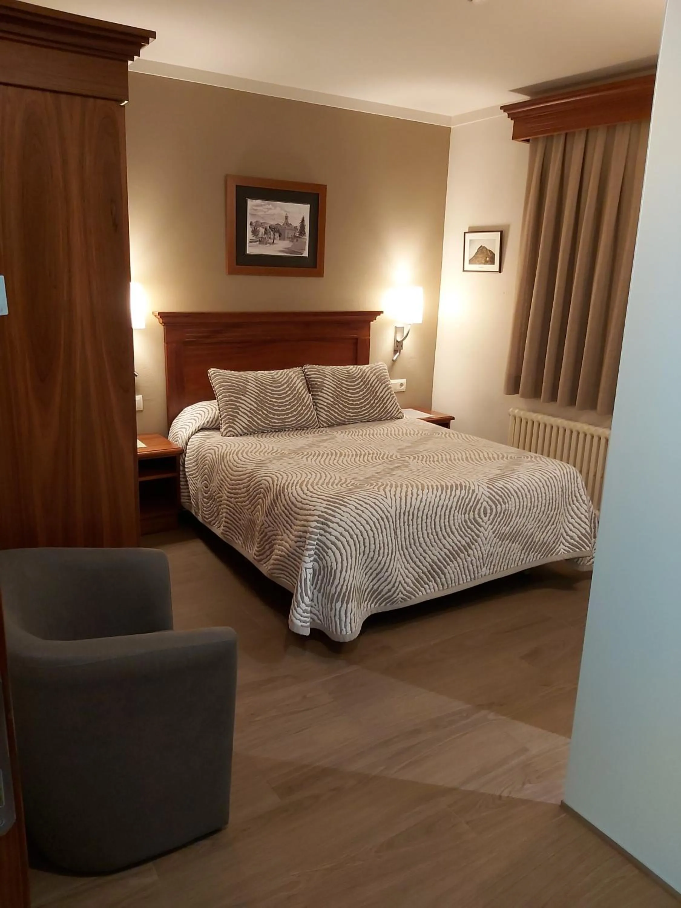 Bedroom, Bed in Hotel-Restaurante La Quadra